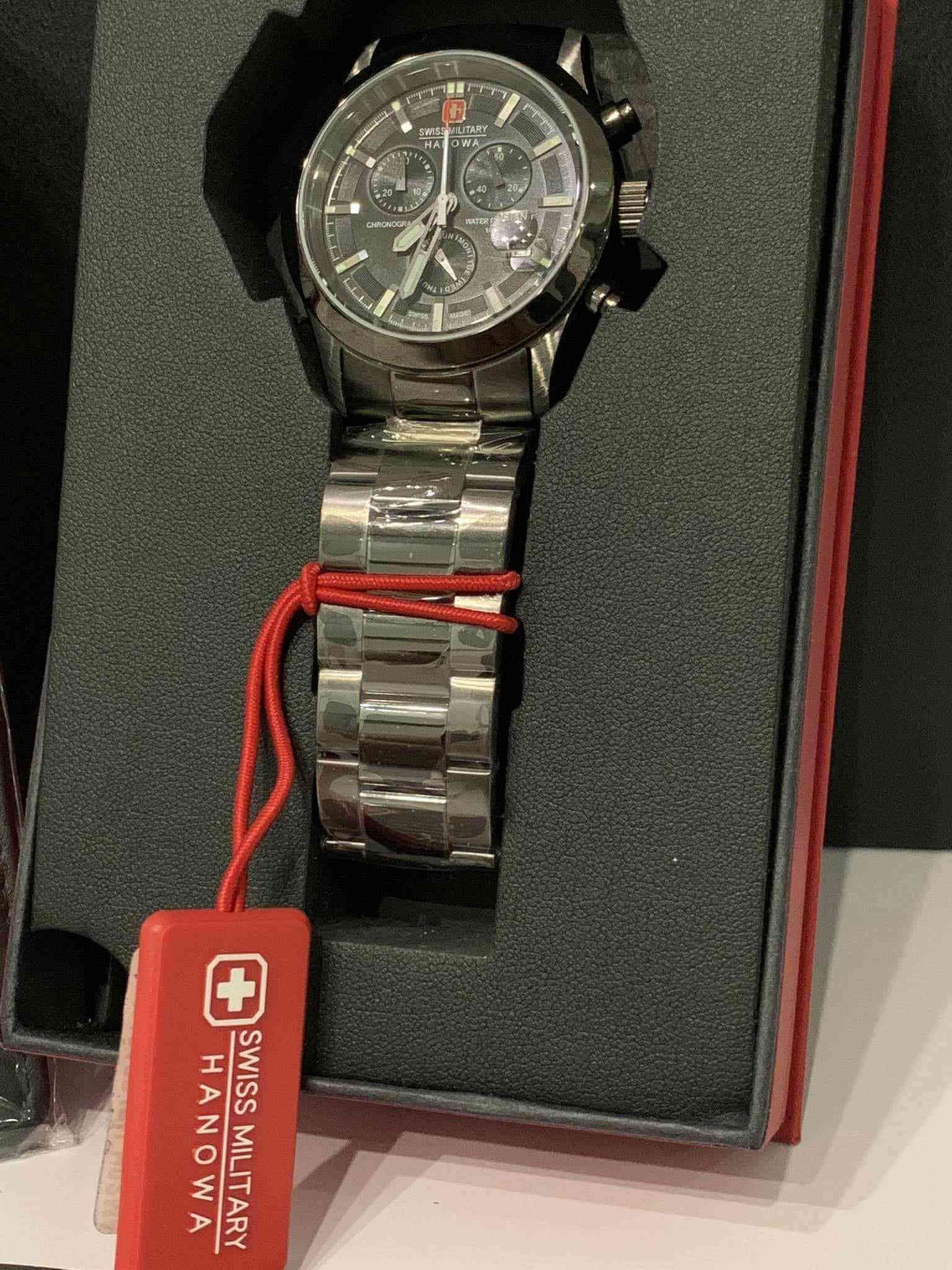 السلام عليكم......
ساعة سويس مليتري هانوا سويسري أصلي بطارية 
مكينة ٣حجر 
سوبر كوارتز 
ستوب وج 
كرونوكراف 
نافذة للعرض التاريخ واليوم 
سناتر شغالة 
أميال وأرقام فسفوري 
القطر ٤٠
مقاوم للماء ١٠٠م 
سنتر ثواني ثانوي 
حافظة جلد لحفظ بطاقات التعريف 
سير حديد ستانلس ستيل معلم 
جديد غير مستعمل مع العلبة الاصلية وبطاقة الضمان 
السعر ١٢٥ الف 
يوجد توصيل ***********
