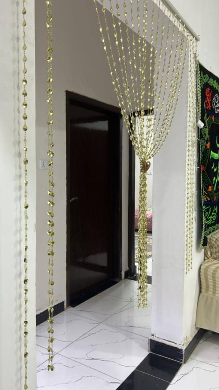 بيت للبيع بناء سنة 2024 طابقين في ابو الخصيب عويسيان قرب مدرسة الإعلام 
البناء طابوق للطابقين عدا الستارة والبيتونة فرمستون وبلوك
البيت طابو زراعي والمالك عراقي موجود 

مكونات البيت :
 الطابق الأول (الارضي) يحتوي على (غرفتين+صالة ومطبخ +إستقبال +كراج +صحيات+حمام+صحيات خارجية  + منور عدد 2 )
الطابق الثاني :
شقتين منفصلتين :
الشقة الأولى درجها معزول 
تحتوي على :
غرفتين منام +صالة مفتوحة + مطبخ +صحيات+منور+بلكونة
أما الشقة الثانية ناقصها فقط تشطيب كاملة تحتوي على :
غرفة 1
صالة كبيرة 1
صحيات 1
مواصفات البيت :-
-المساحة الكلية 228 متر
مساحة البناء 310 متر للطابقين 
- الواجهة  12وربع متر 
 -والنزال 19 متر 
علمآ ان الطابق الأرضي كهربائياته معزلة عن الطابق الثاني من ناحية الكيبل والدكم والجوزات الخ ..
والطابق الثاني كذلك ......
- الكهربائيات:- الجوزات والدكم والبلك سويج  شركة اوزن الاصلي 
علمآ يوجد خط ثاني لكل طابق 
ويوجد كذلك خط انترنت كامل .
البيبان والشبابيك :-
الشبابيك مع الكتائب cnc للطابق الأرضي والطابق الثاني. 
-الجنلات والفريمات 4 ملم .
-وبيبان الغرف والاستقبال شغل عراقي صاج درجة أولى للطابقين . 
-والجراجيب ماليزي جاوي .
-بيبان الصحيات المنيوم تفصال للطابقين.
ملاحظة/ المنطقة جديدة ومعزولة عن المنطقة المجاورها كاملة من ناحية الخدمات
 البيت يبعد عن الشارع العام الرئيسي 150 متر .
 رايده (245 مليون) وبي مجال تواصل وتساب ***********
