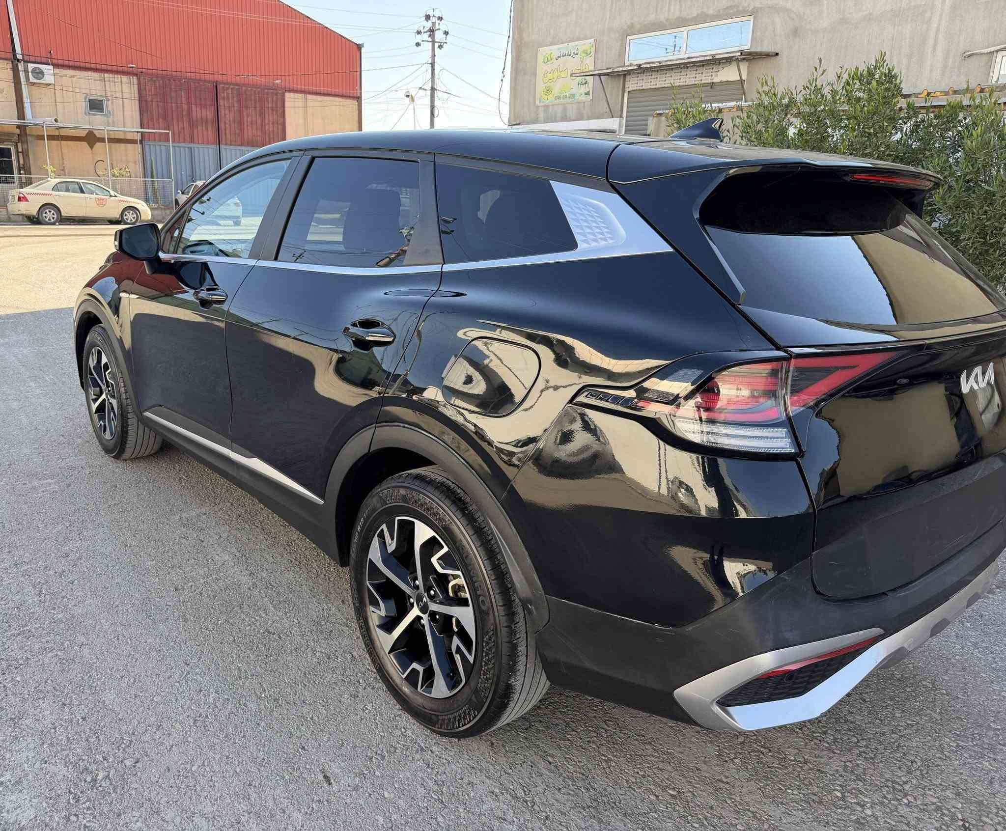 السلام عليكم
سبورتج فئه ex نص مواصفات بدون بنوراما 
وارد امريكي موديل 2023 رقم كاتي
اللون اسود
رقم الشاصي 5XYK33AFXPGO34973
ماشيه 33 ألف mi
حادثها جاملغ امامي السكن مصبوغ و الجاملغات الخلفية 
بيها شبر صبغ+ شبر صبغ الصندوق
ارباك بردة و كشن فقط مفتوح
صور الحادث موجودة مع الصور
تصليحها درجة اولى على أيدي مال جناي .
المواصفات.. 
بصمة وبصمة ابواب 
تشغيل عن بعد 
إشارات ضوئية بالمريات مع نقاط عمياء 
شاشه متصلة 
تبريد لمس جهتين قطعتين 
كشنات جلد كهرباء 
تدفئه بالكشنات مع تدفئه ستيرن
هاندبريك بصمه
حساسات و رادار 
منافذ شحن أمامي خلفي 
ثلاث أنظمة قياده
اوتو هولد 
اوتو ستوب
تحديد مسار 
مانع انحدار
لايت زنون 
مكان السيارة اربيل
‏‭0750 740 9651
