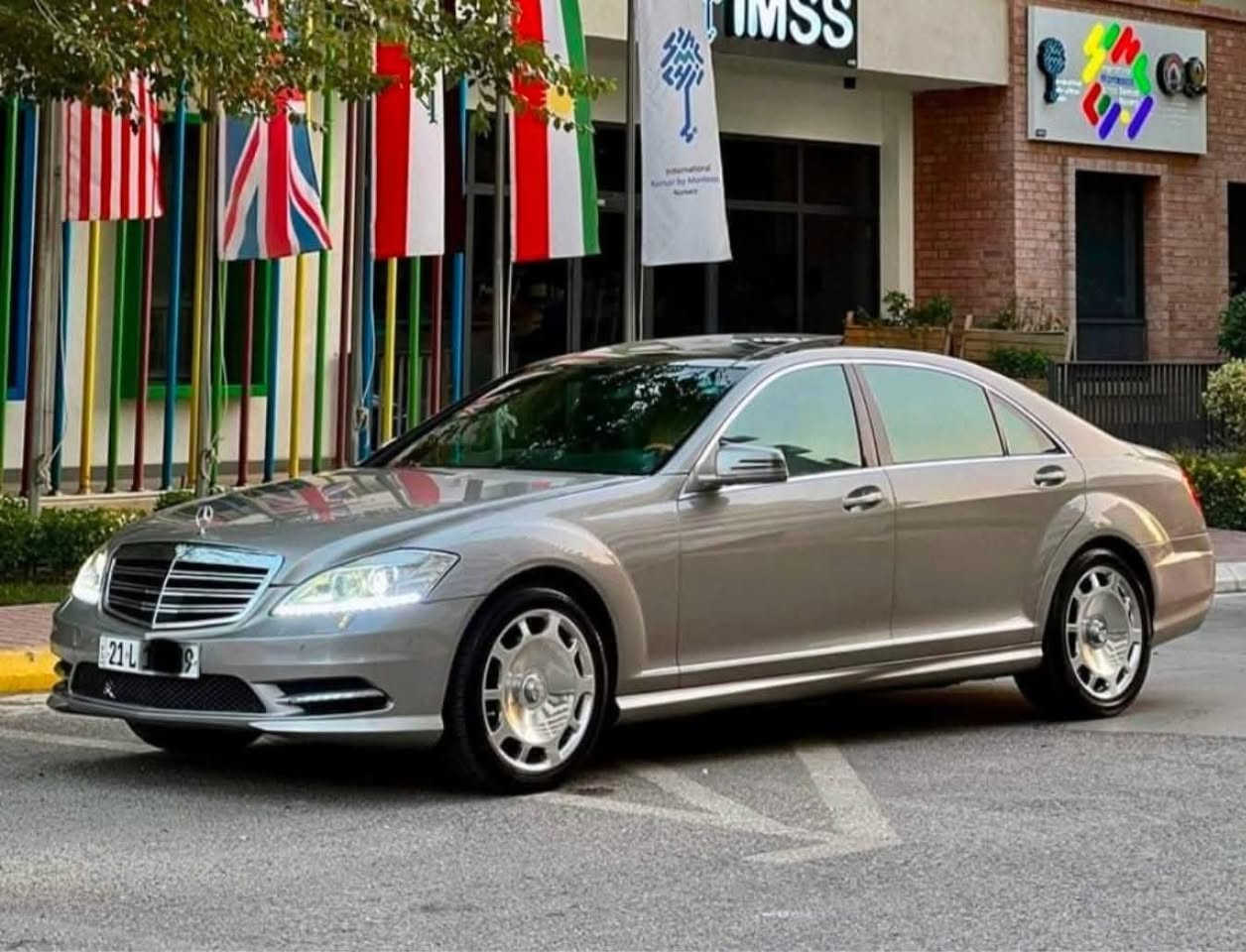 مرسيدس S350 موديل 2006 محدث 2013
لأصحاب الذوق الرفيع والتميز، معشوقة الجماهير اليخت الألماني بحالة ممتازة وجاهزة للاستخدام الفوري.
المواصفات والخصائص:
الفئة: S-Class (W221)
الموديل: 2006 محدثة 2013
المحرك: S350 (6 سلندر، عزم قوي واقتصادي بالوقود)
ماشية 170 الف كيلو متر 
رقم سليمانية بٱسمي سنوي جديدة 
الحجم: لارج (Large) - قاعدة عجلات طويلة (باب طويل) لراحة قصوى للمقاعد الخلفية.
اللون الخارجي: ذهبي ملكي مميز جداً وجذاب.
اللون الداخلي: جلد (بيج/اسود) بحالة جيدة جدا
الإضافات والمميزات:
نظام الستائر: مجهزة بـ 5 بردات (ستارة خلفية كهربائية + 4 ستائر جانبية للأبواب الخلفية والمثلثات) لخصوصية وعزل تام.
فتحة سقف بانوراما 
حساسات أمامية وخلفية (Parktronic).
مقاعد كهربائية مع ميزة الذاكرة (Memory Seats).
نظام ملاحة وشاشة عرض تحكم كاملة.
تكييف مركزي منفصل (ثلاجة)
ويل مايباخ 19 انج
حالة السيارة:
السيارة مسرفسة بالكامل وجاهزة، لا تحتاج لأي مصاريف أساسية.
محرك، گير، وشاصي على الفحص.
بيها صبغ اثر شخوط وتوجد صور تثبت ذلك للمهتمين
مكان السيارة بغداد الغدير
للاستفسار ***********
