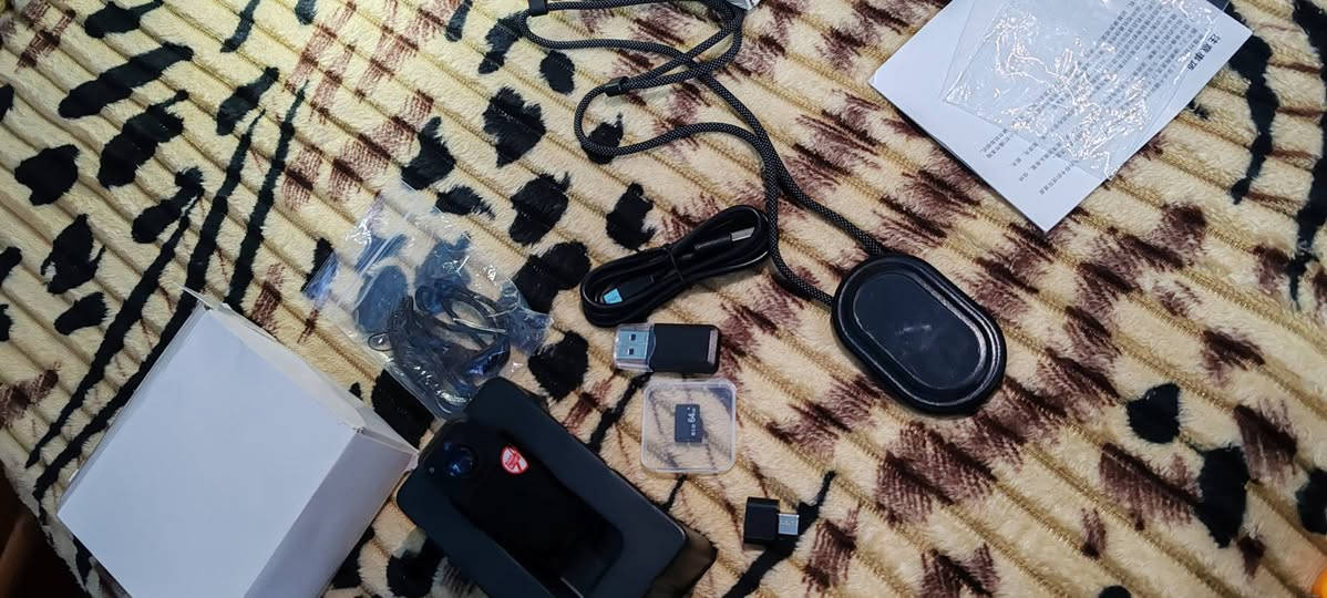 هذه الكاميرا "Thumb Action Camera" (كاميرا حركة بحجم الإبهام وهي كاميرا صغيرة جدًا ومحمولة مصممة لالتقاط مقاطع فيديو من منظور الشخص الأول
الدقة: تدعم تسجيل فيديو عالي الدقة، تصل في بعض الموديلات إلى 2.7K
التصميم: كاميرا صغيرة الحجم وقابلة للارتداء، مما يجعلها مثالية للرياضة، ركوب الدراجات، أو حتى التخييم
الميزات: تحتوي على خاصية الواي فاي (WiFi) لتسهيل نقل الصور والفيديوهات عدسه قابله للتحريك


**إذا كنت صاحب هذا الإعلان وتريد حذفه لأي سبب، رجاءا أرسل رسالة إلى الدعم الفني**