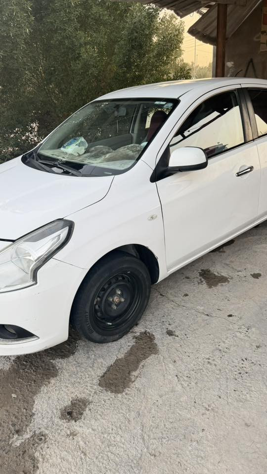 نيسان صني موديل 20 هندي ام البليته الزركه شاشه كامره تحكم ستيرن حساس خلفي بيها قطعه وحده صبغ باب السايق فقط بدون دواخل وبيها باردات شوف العين قليله 
حداديه 70 %
السعر105 وبيها مجال 
مكاني نجف كوفه 
رقم الهاتف ***********
