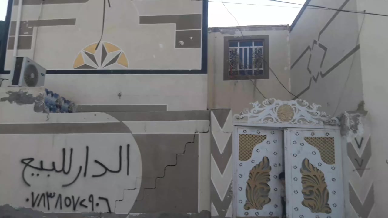 سلام عليكم بيت مساحه ١١٠ قريب على شارع مطار مقابيل قريت الغدير قرب باب مطحنه اساس صب كونكرت يتكون من استقبال ومطبخ و٣ غرف وصحيات وصاله مشمول بقرار التطويب سعر ٥٠ قابل لتقاوض استفسار *********** / ***********
