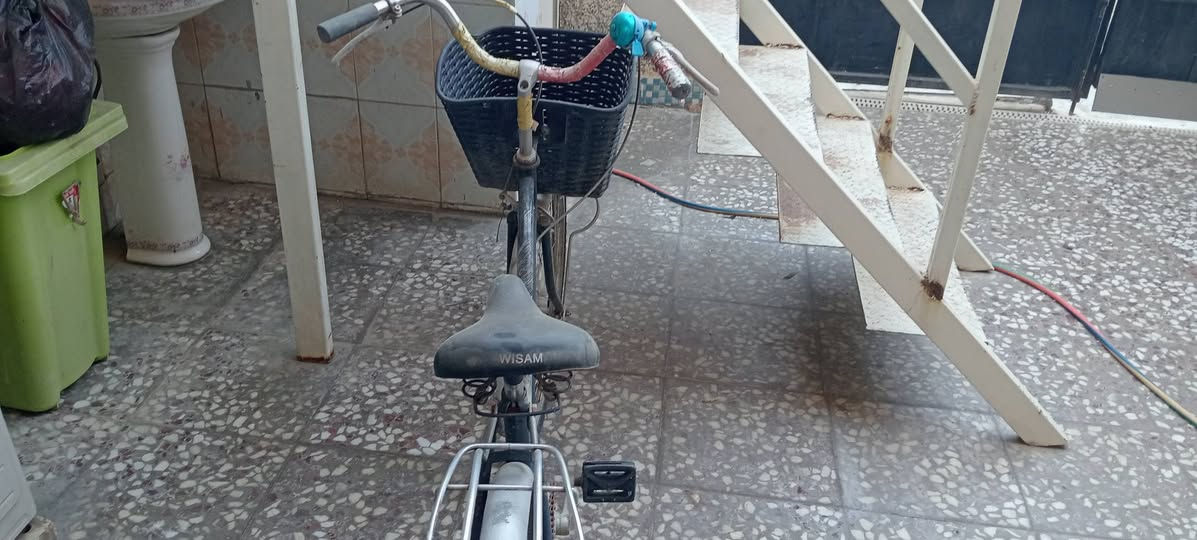 سلام عليكم 
بايسكل بطة حجم 26 
نضيف أمانة الله و رسولة 
بس عوزة  غسل و تنفخ التاير بربع 
كلشي شغال بي بريك أمامي و خلفي و ستاند و زنجيل و كلشي و مامتعوب رايدة ب90 الف و بي مجال مكان بغداد للاتصال ***********
