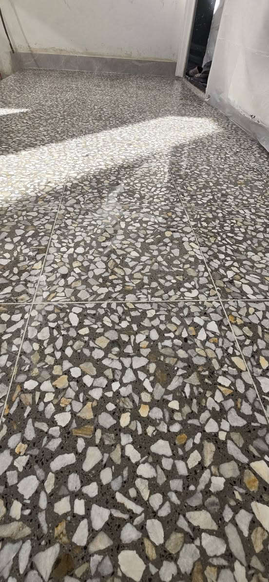 جانب من أعمالنا اليوم في ناحية كنعان (موقع العمل الجديد) 🏗️✨
​نقدم لكم خدمات جلي الكاشي الموزائيك العراقي بأعلى مستويات الدقة. نحن مستعدون لجلي وتلميع جميع أنواع الأرضيات:
✅ الكاشي والمرمر الطبيعي.
✅ تنظيف وتلميع البورسلين.
✅ استخدام أحدث المواد والأحجار الإيطالية لضمان أفضل لمعان وحماية.
​للحجز أو الاستفسار، يرجى الاتصال بنا على الرقم:
📞 ***********
