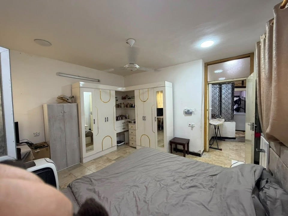 🏠 دار للبيع في بغداد - حي الجهاد طابو صرف
> 📐 المساحة: 200 متر
📏 الواجهة: 10 متر | النزال: 20 متر
📍 الموقع: حي الجهاد - منطقة الألفين
> المواصفات:
✔️ كراج سيارة + حديقة
✔️ مطبخ عدد 2 الارضي(حار وبارد)
✔️ 3 حمامات
✔️ سويت عدد 2
✔️ صالة استقبال كبيرة
✔️ مخزن +غرفة نوم ارضية 
> 💰 السعر: مناسب جداً بسعر قطعة ارض مستعجل على البيع
📞 للتواصل والاستفسار: ***********
