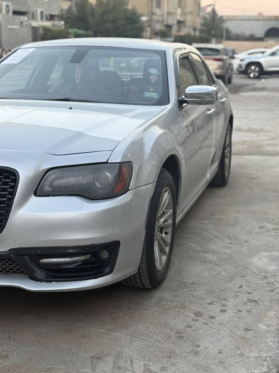 سلام عليكم كرايزر 2012 بسمي بدون حادث اهناء صار بيه جاملغ الخلفي بس الهلال يعني  مواصفات شاشه جبيره كير موس وبعد معروفه داخل صاج تخم تاير حداديه جديده ما عده الدبل المامي بغداد طالبيه ***********السعر ١٦٥ وبيه مجال قليل
