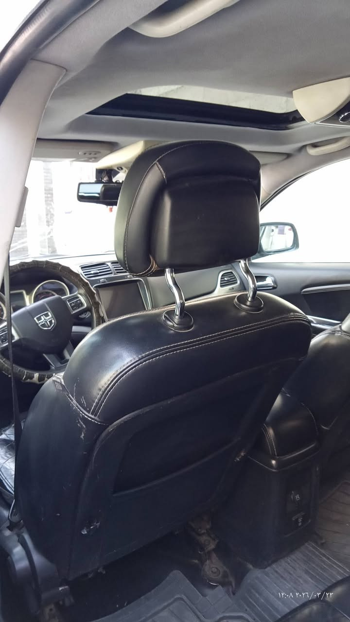 سلام عليكم
دوج جورني2014 فول مواصفات فئة كروسرود سته سلندر سبعه راكب ثلاث قطع تبريد وبصمه حادثه باب السايق
3c4pddgg5et262233
فتحة سقف وشاشه كبيره 
محرك سته سلندر 3600
رقم بغداد الجديد باسمي 
السياره جاهزه ومابيه نواقص
مكانه بغداد الحريه 
السعر 118 وبيه مجال بسيط
***********  بيه واتساب
