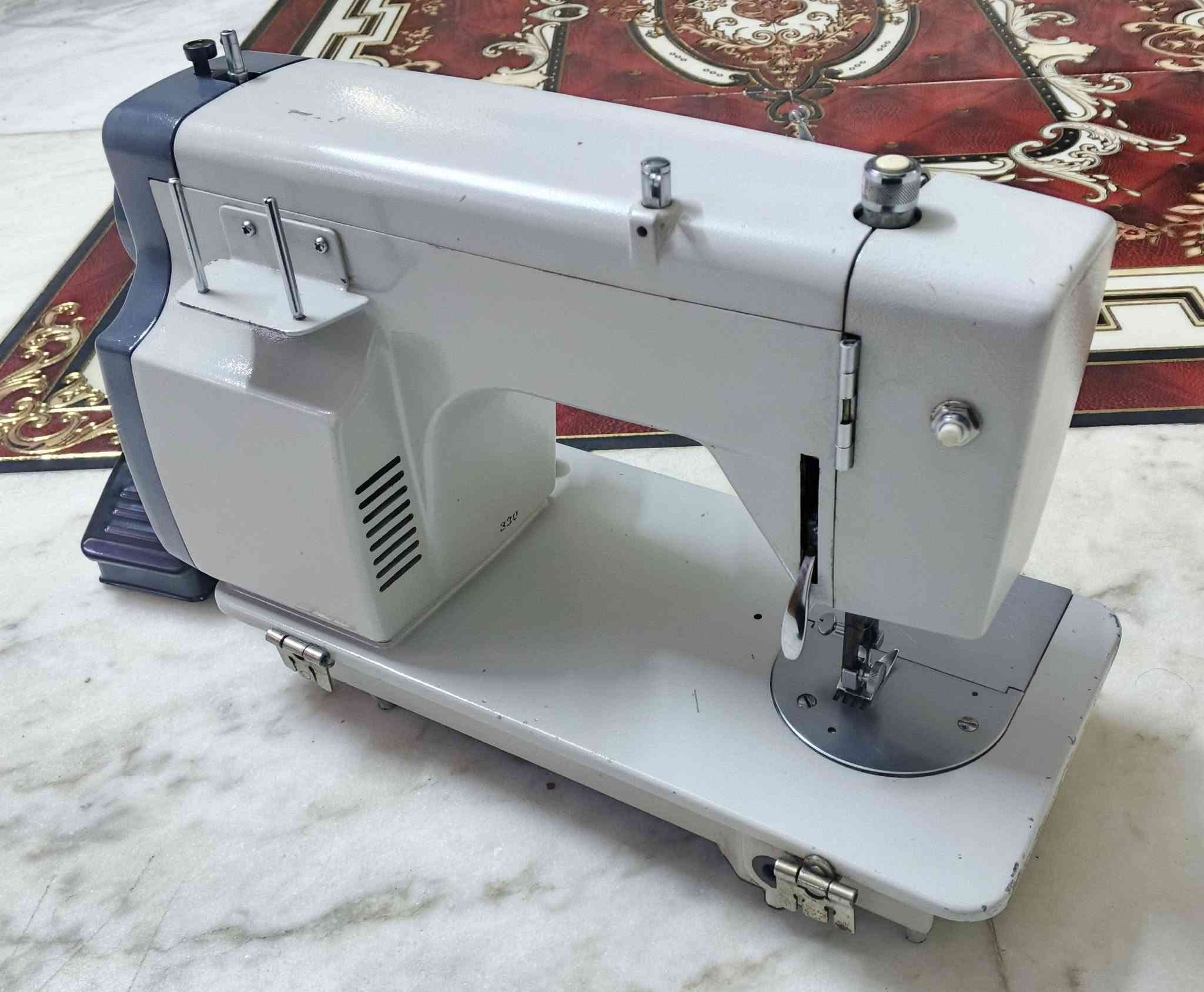 ماكنة خياطه وتطريز ياباني لاصلي شغله كلش حلو سعره 100 رقم هاتف ***********
