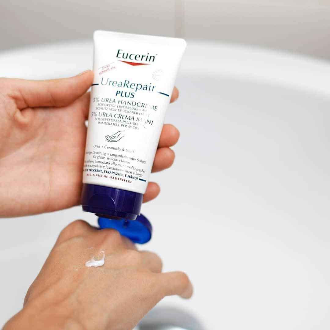 ✔️كريم اليدين يوسيرين  ✨✨
Eucerin UreaRepair PLUS 5% Urea 🇩🇪💯
هو كريم مرطب مصمم خصيصًا للأيدي الجافة والخشنة. يحتوي على 5% يوريا وسيراميد وعوامل ترطيب طبيعية أخرى لترطيب مكثف يدوم حتى 48 ساعة يساعد على تقوية الحاجز الطبيعي للبشرة، مما يجعلها أكثر مقاومة للجفاف.يمتاز بتركيبة سريعة الامتصاص وغير دهنية.مناسب لجميع أنواع البشرة الجافة، بما في ذلك البشرة الناضجة وتلك التي تعاني من حالات مثل الجفاف والصدفية والسكري

✅كريم مغذي طبيعي ذو ملمس غير دهني يحتوي على 5% يوريا + سيراميد + FNH
-تركيبة غنية باليوريا واللاكتات، 
🩵يرطب وينعم بشكل مكثف
💙يحبس الرطوبة ويمنع فقدانها
💙يهدئ التهيج والاحمرار والحكة لشعور فوري بالراحة
🩵مثالي للبشرة الجافة إلى الجافة جدًا والخشنة
💙مفحوصه من قبل اطباءالجلديه
🩵تركيبة خالية من العطور، خالية من الملونات
#الاصلي المنشأ الماني🇩🇪💯
السعر12 الف
🚘يوجد خدمة توصيل لجميع محافظات العراق ٤ الاف 🚘 بغداد, العراق


**إذا كنت صاحب هذا الإعلان وتريد حذفه لأي سبب، رجاءا أرسل رسالة إلى الدعم الفني**