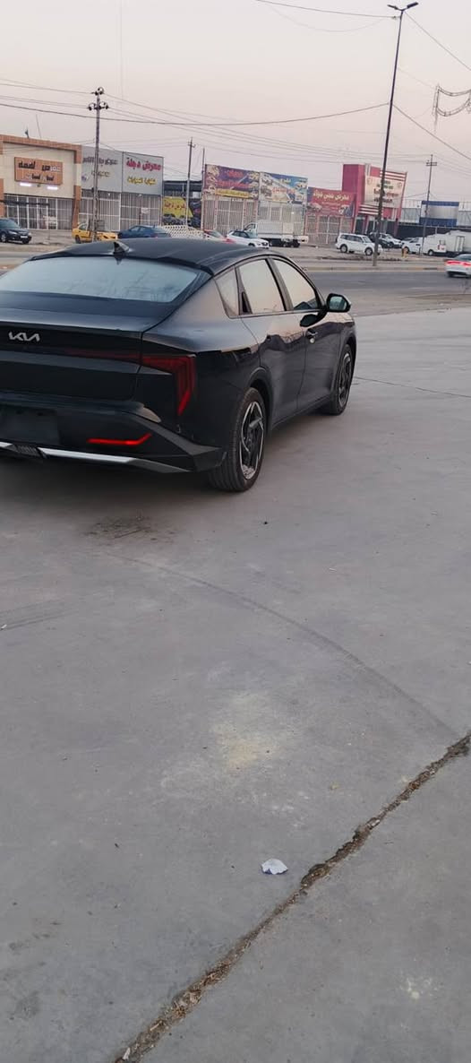 سلام عليكم K4 البيع موديل 2025 ماشه 8الف حادثها كما موضح بل صور بدون يارباك اليبل واحد ما امبدل اي قطعه ما  واصله الحوض بيها صبغ نص من القبق جنطا  المكان بغداد رقم الهاتف ***********
