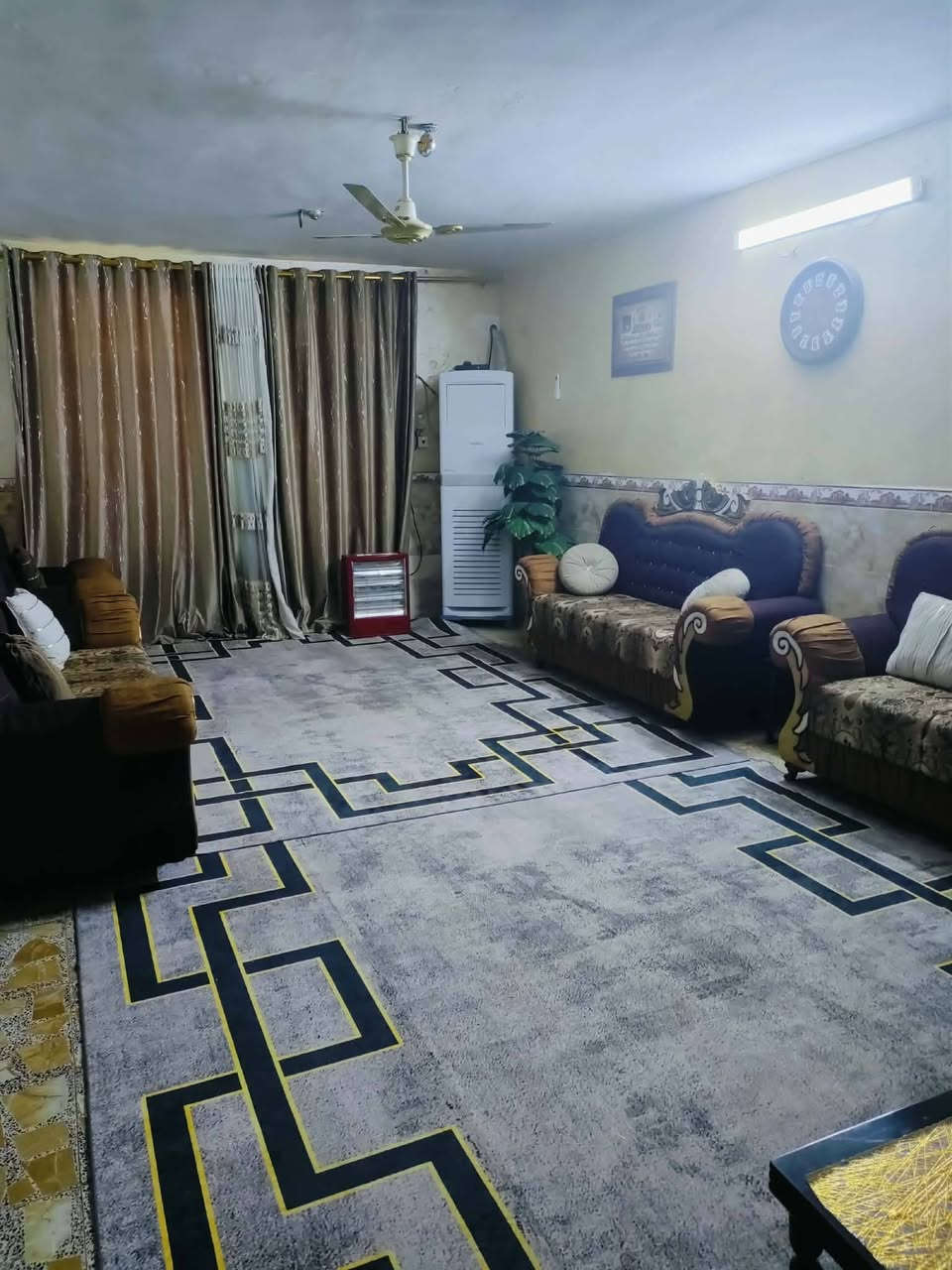 دار للبيع طابق ونص مساحه ٢٠٠ م يحتوي على ٣غرف نوم و٢ حمام واستقبال وحولي و٢ مطبخ حار وبارد موقع البيت على ساحه بضهر مدرسه صقر قريش منطقة ال٣٠٠٠ سعر ١٦٠ للاستفسار الاتصال على ***********
