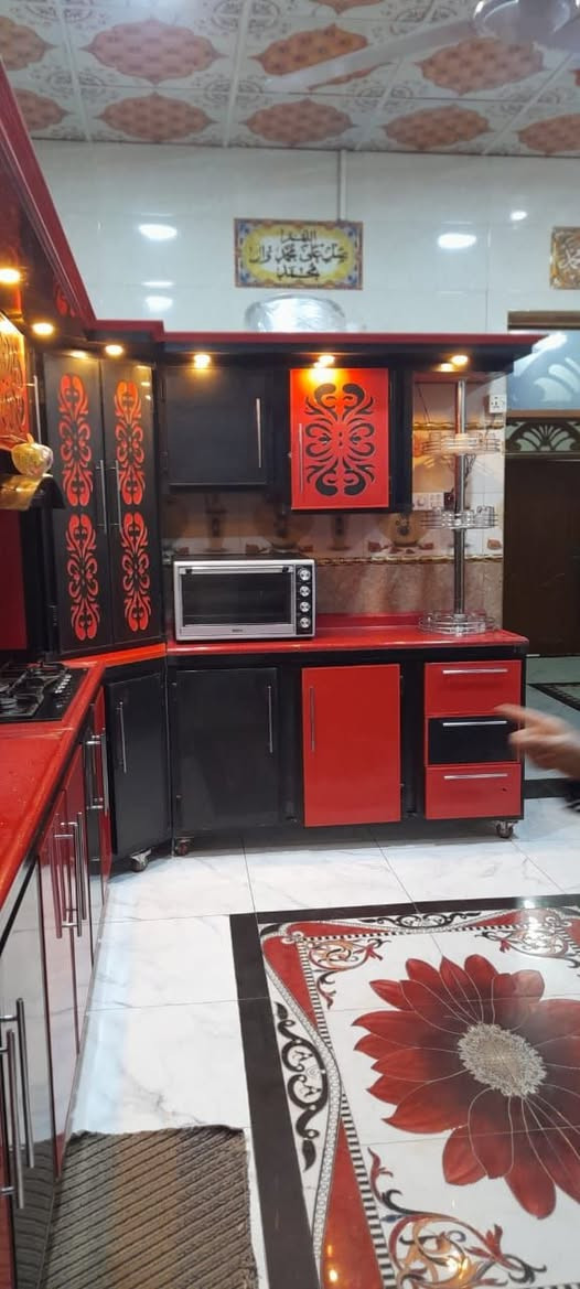 دار للبيع المساحه 200 متر يحتوي على غرفتين وصاله وستقبال ومطبخ وصحياة وحمام العنوان حي العسكري شارع 60 عرض الشارع 20متر كافة الخدمات تبليط مجاري رصفه كهرباء ماء العنوان حي العسكري شارع 60 قرب ابواحمد الحداد مرجعة مكتب الكعبي للعقار *********** وتساب اتصال

