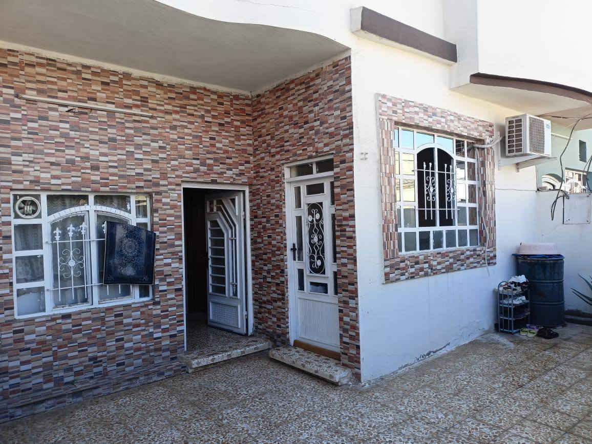 السلام عليكم دار للبيع فول نضافه حي الملايين الثانية قرب مخزن السيراميك مساحه 140غرفه نوم واستقبال وهول وسط ومشتملات داخل ومطبخ وكراج الاتصال على الرقم ***********
