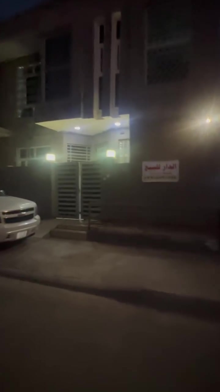 السلام عليكم (للتواصل ***********)
دار للبيع  في الحي الجامعي 100 متر مربع ( ركن ) على شارع 20 المربع الذهبي فرع السوق الاصفر ومكتب صافي الدلال على الشارع العام مباشرةطابو ملك صرف  — الدار بناء جديد تاسيسات الماء والكهرباء والسبالت درجة اولى

يحتوي الطابق الارضي على استقبال وصاله ومطبخ وغرفة نوم وصحيات ومنور وتواليت خارجي والطابق الاول غرفتين نوم وصاله كبيرة وملحق - مخزن وصحيات و بيتونه ومخزن 

البناء كونكريت مسلح والابواب خشب ديكور درجة اولى والابواب الخارجية والسطح من الحديد والشبابيك من الدرجة الاولى العازله للصوت والاتربه واشتراك ماء وكهرباء اصولي و رسمي

