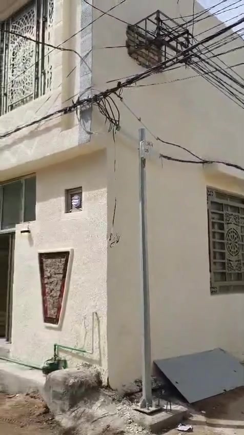 يعلن مكتب الامير للعقار في محافظة كربلاء شارع ابو طالب 
بيت 🏠 🏡 للبيع مساحه ٥٠متر طابق ونص 
العنوان/  كربلاء المقدسة/ /مجمع الانوار قرب مجسر باب طويريج سايدين الجاير 
بناء طابوك جمهوري درجه اولى 
خدمات كامله شوارع ٨م تبليط 
يصلح دار سكن او حسينيه للزوار 
يبعد عن حرم الامام الحسين ع السلام ٤كم وعن طريق الزوار والمشاية ٢٠٠ متر 
طابو زراعي سند ٢٥ إقرار بأسم المشتري مباشر 
للاستفسار الاتصال/  *********** 
السعر /  ٩٠ مليون 
يتوفر لدينا بيوت للبيع بأسعار مناسبة جدا بمختلف المساحات والأماكن 
#كربلاء_مدينة_العشق_والعاشقين
