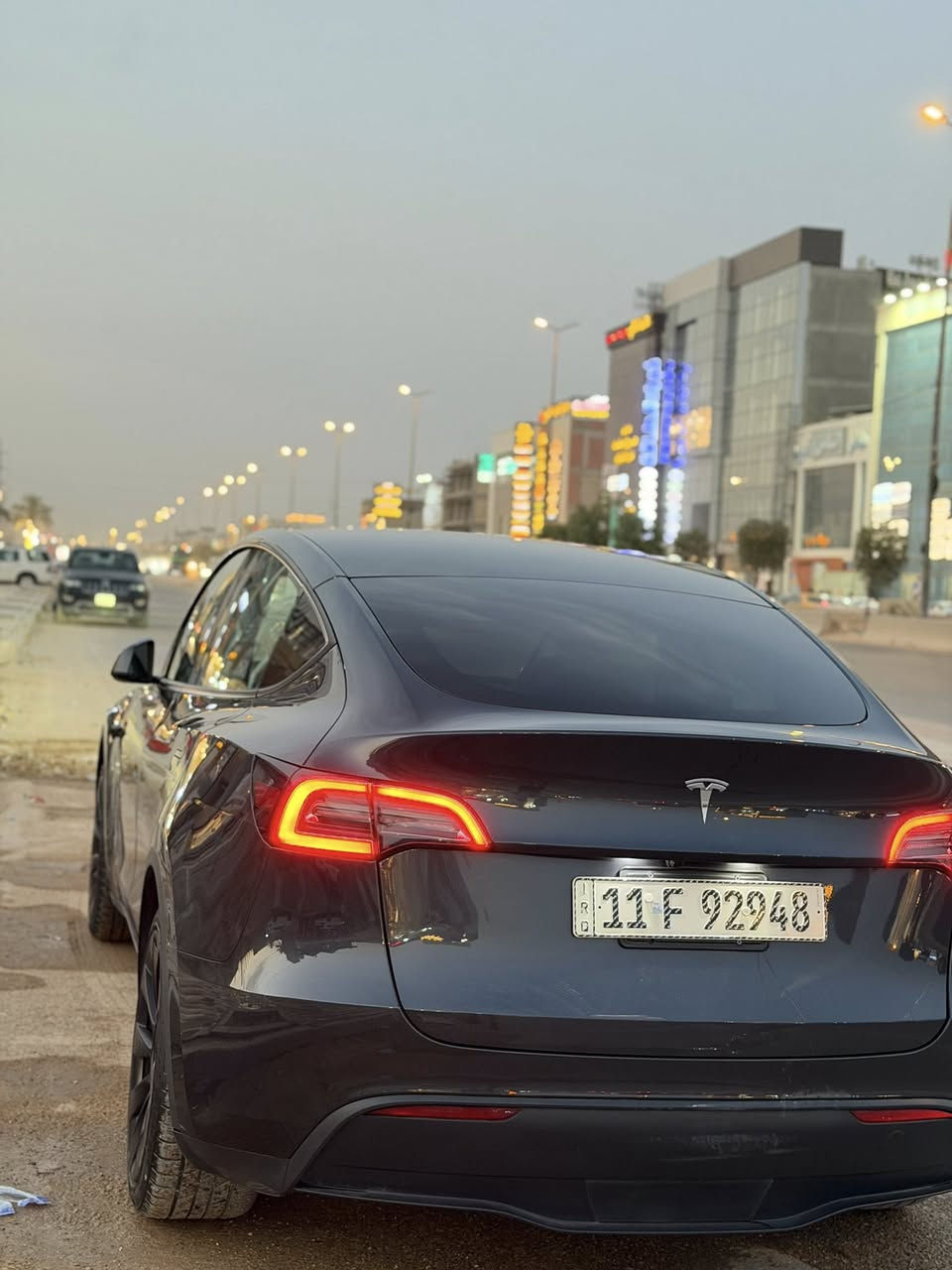 سلام عليكم …
تسلا مودل Y/٢٠٢٤

مواصفات
دفع رباعي AWD 
القوى الحصانيه 384 
العزم 508 نيوتن
التسارع من (0_100) 4.8 ثانيه او اقل 
سرعه القصوى 220 
تك محرك 
مدى المحرك يصل الى 337 كيلو الى 550 كيلو
5 راكب
الداخل ابيض  
شاشه داخليه حجم 15 انش
شحن سريع و شحن سريع 
كامرات وحساسات داخليه وخارجيه 
قياده اليه 
بيها مواصفات ما ذكرتهن مواصفاتها معروفه 
رقم بغداد مكاني بابل بسمي 

السياره اي حادث مابيها فقط شخوط او ما مصلحه عله ضررها 
السياره كلش حلوه او نضيفه 

التواصل /‭ 

‭٠٧٨٣ ٢٩٨ ٦٨٩٨‬

‭٠٧٨٣ ٢٩٨ ٦٨٩٨‬
