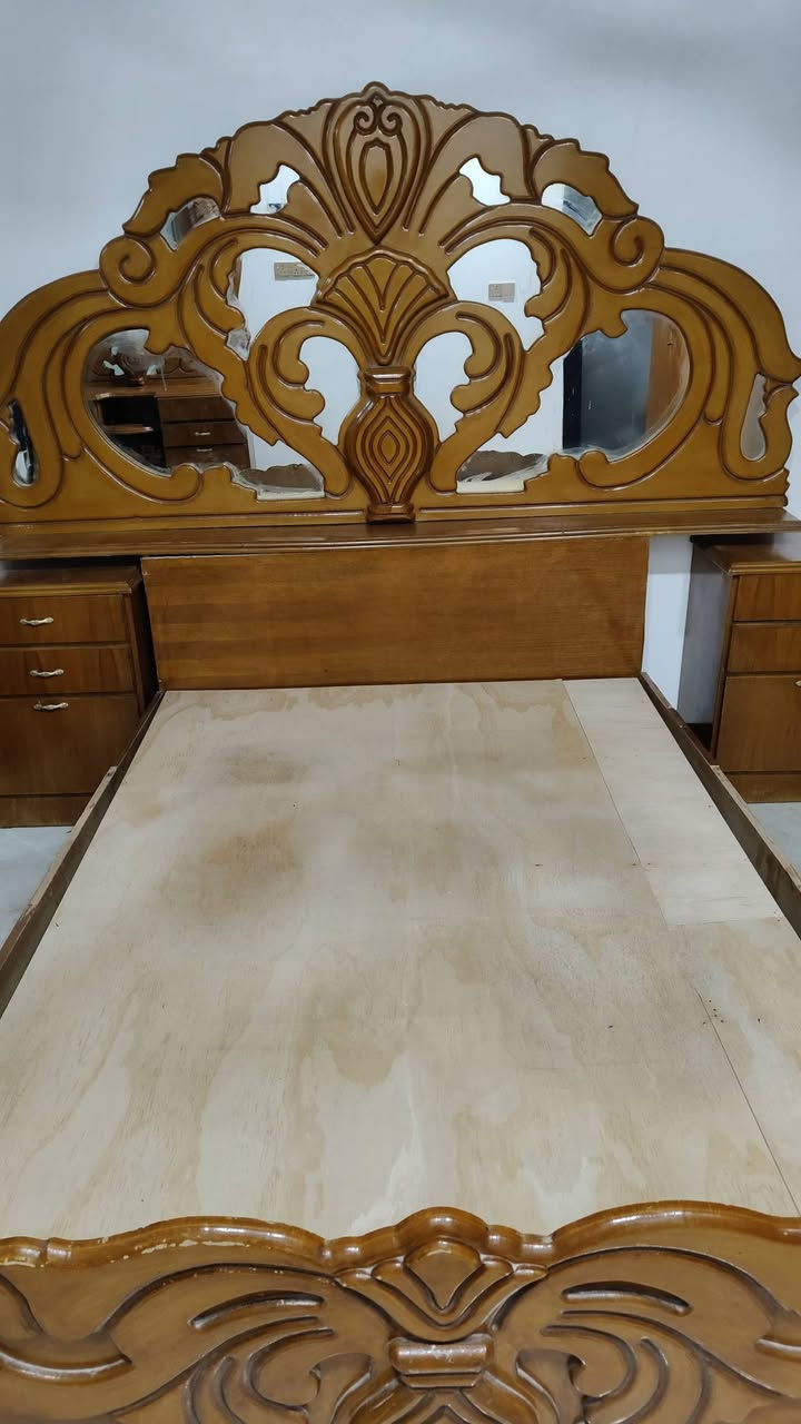 غرفه للبيع
السعر 350 وبها مجال 
***********
