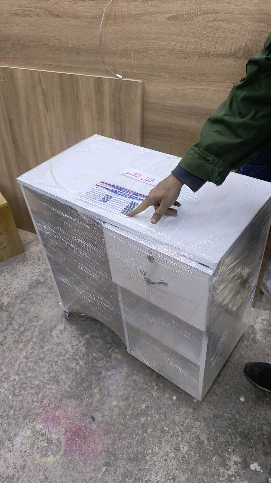 ميز جديد بس ما مستخدم فقط بي شوي خدش اثناء النقل والمكينة مستعمل اخو النضيف شغالة وشغلها حلو 
المكان الدورة حي المعلمين 
