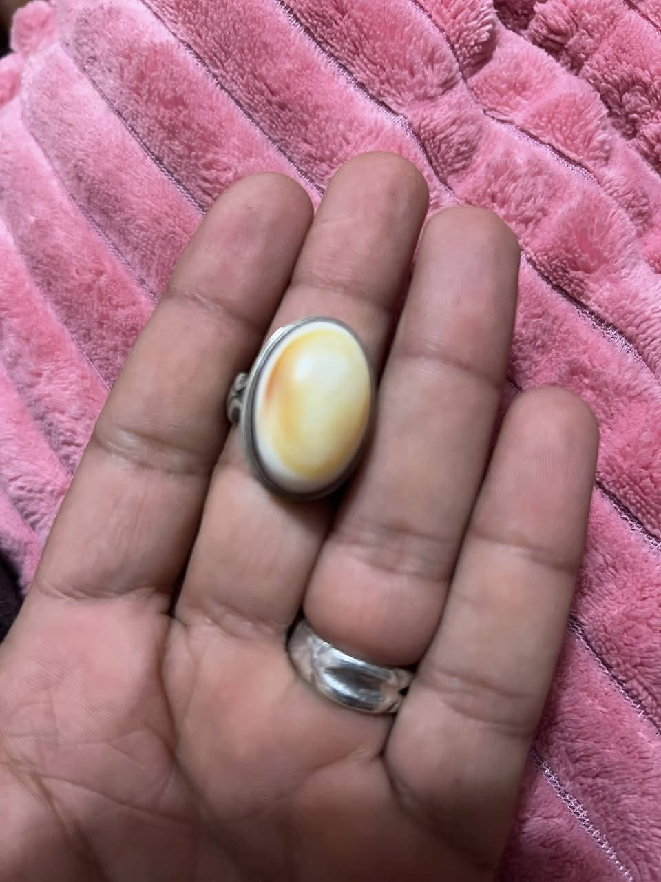 هذا الخاتم هو عبارة عن قطعة مقتنيات مصنوعة من العقيق اليماني السليماني الطبيعي، والمصاغ في إطار من الفضة. 
نوع الحجر: عقيق سليماني، ويتميز بوجود تكوينات طبيعية تشبه العين في المنتصف.
المعدن: فضة نقية.
الوصف: قطعة يدوية الصنع تُعد من المقتنيات الفاخرة والنادرة.     البيع فقط


**إذا كنت صاحب هذا الإعلان وتريد حذفه لأي سبب، رجاءا أرسل رسالة إلى الدعم الفني**