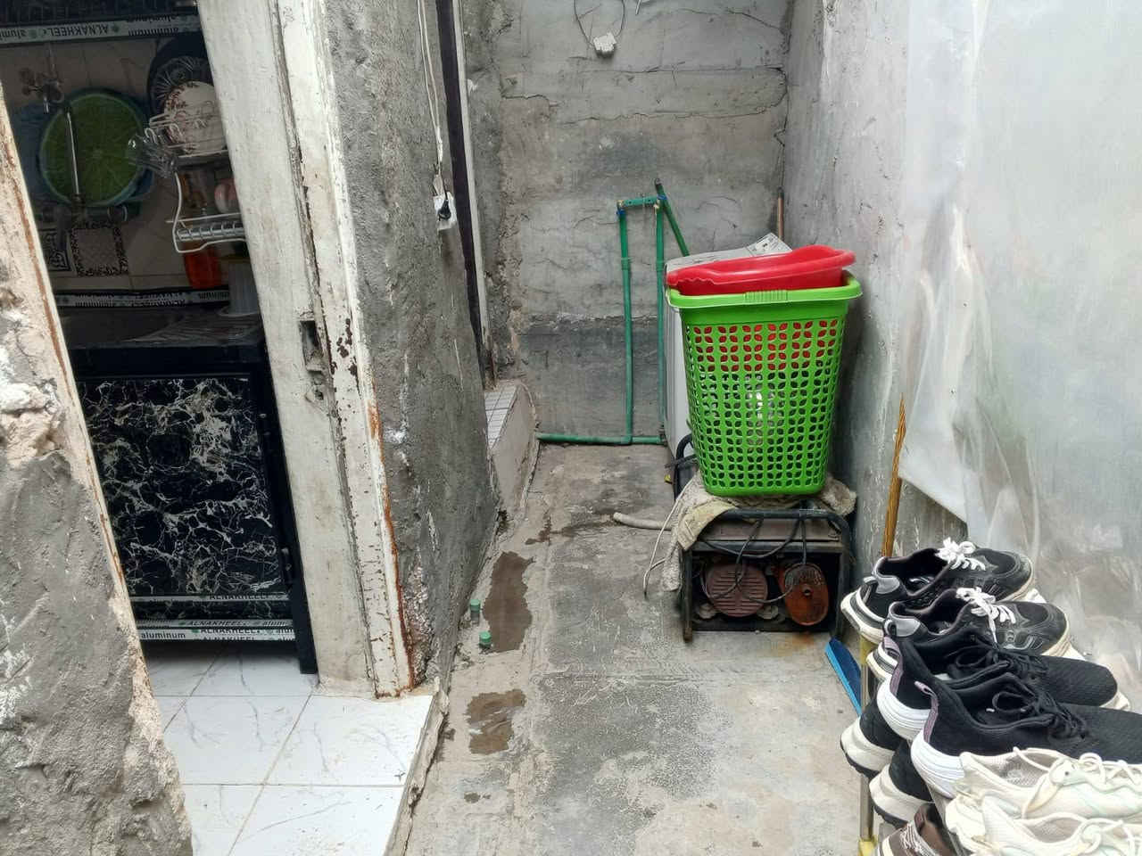 للبيع بيت تجاوز جكوك نهاية شارع قمر بني هاشم مجمع  المخيمات
60 متر غرفة وصالة ومطبخ وحمام وتواليت وومر صغير نضيف مناقصة شي نهائياََ
السعر 4 وبي مجال قليل 
للاستفسار ***********
