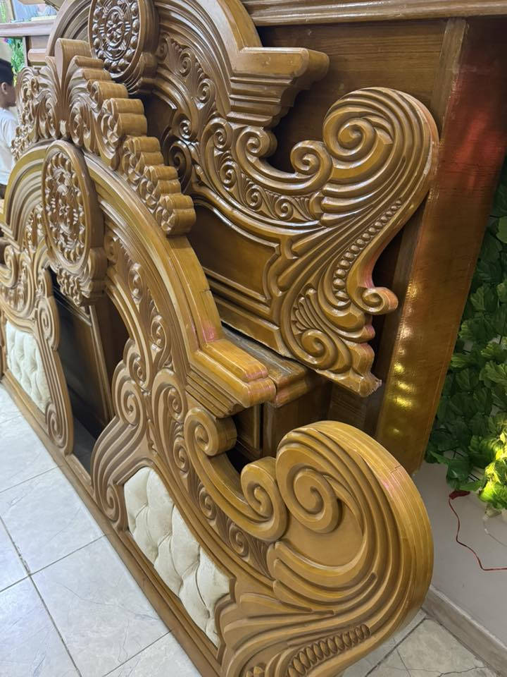 السلام عليكم للبيع جربايه نفرين تسكام ثقيل ضخمه كولش كامله كل نقص ما بيهه نظيفه والتخت مالتهه طبقتين بلوك اسود السعر 110 ألف التواصل واتساب ***********
