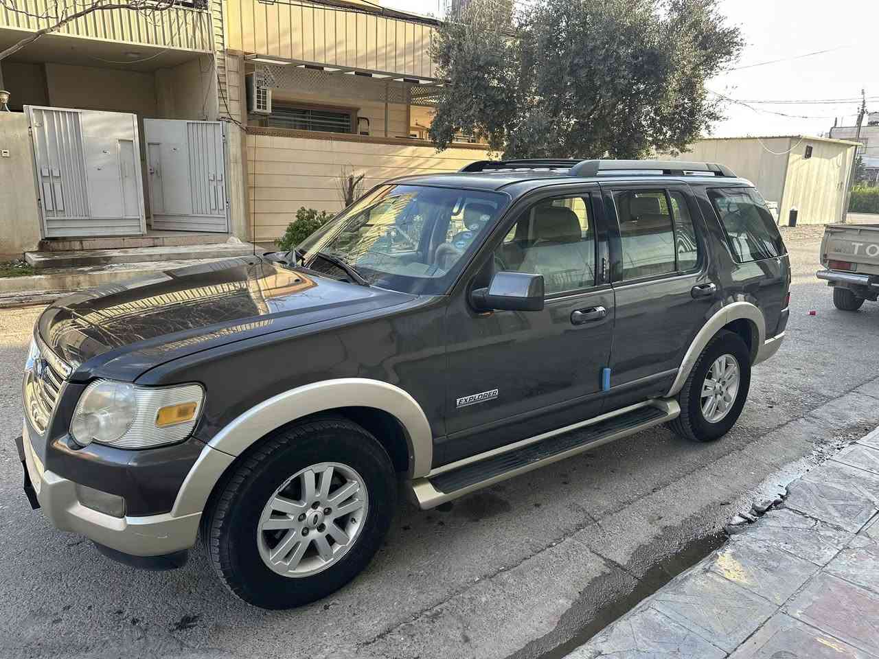 فورد اكسبلور 2007  اصدار خاص ( ادد باور ) فئة مميزة من شركة فورد كشنات جلد بالكامل 7 راكب تبريد مركزي 3 قطع تحكم ستيرن جهتين الكشنات الامامية والخلفية كهربائية  تحكمات لمس هيتر كشن الامامي السيكليتر والبريك كهربائي وتحكم  كير ومكينة بشرط بها  فقط صبغ نصف باب بدون دواخل اثر شخوط كما موضح بالصورة 
الاتصال *********** واتس اب ومباشر 
او على الخاص 
السعر 110 ورقة
