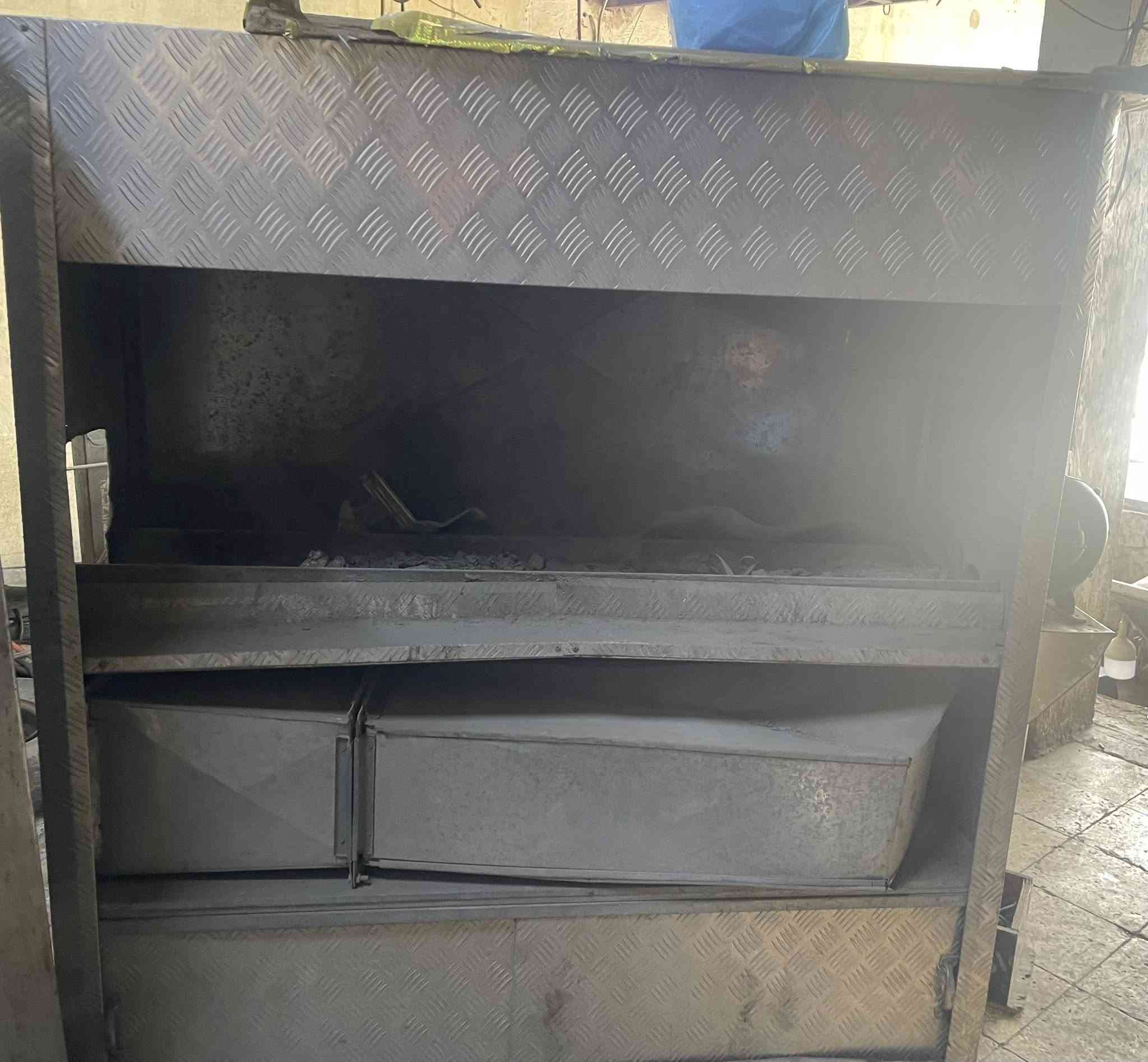 غراض مطعم للبيع + وياهن كراسي العنوان بغداد مدينه الصدر ***********
