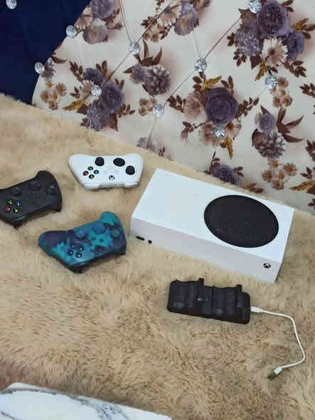 السلام عليكم
اكس بوكس سيرس s للبيع ذاكره نص تيره 512 الجهاز (نضيف جدا ) مع كامل ملحقاته مع جوستك الجهاز بيضه وجوستك عدد2 اصليات 
السعر 420 وبي مجال موقع موصل
للاستفسار ***********
