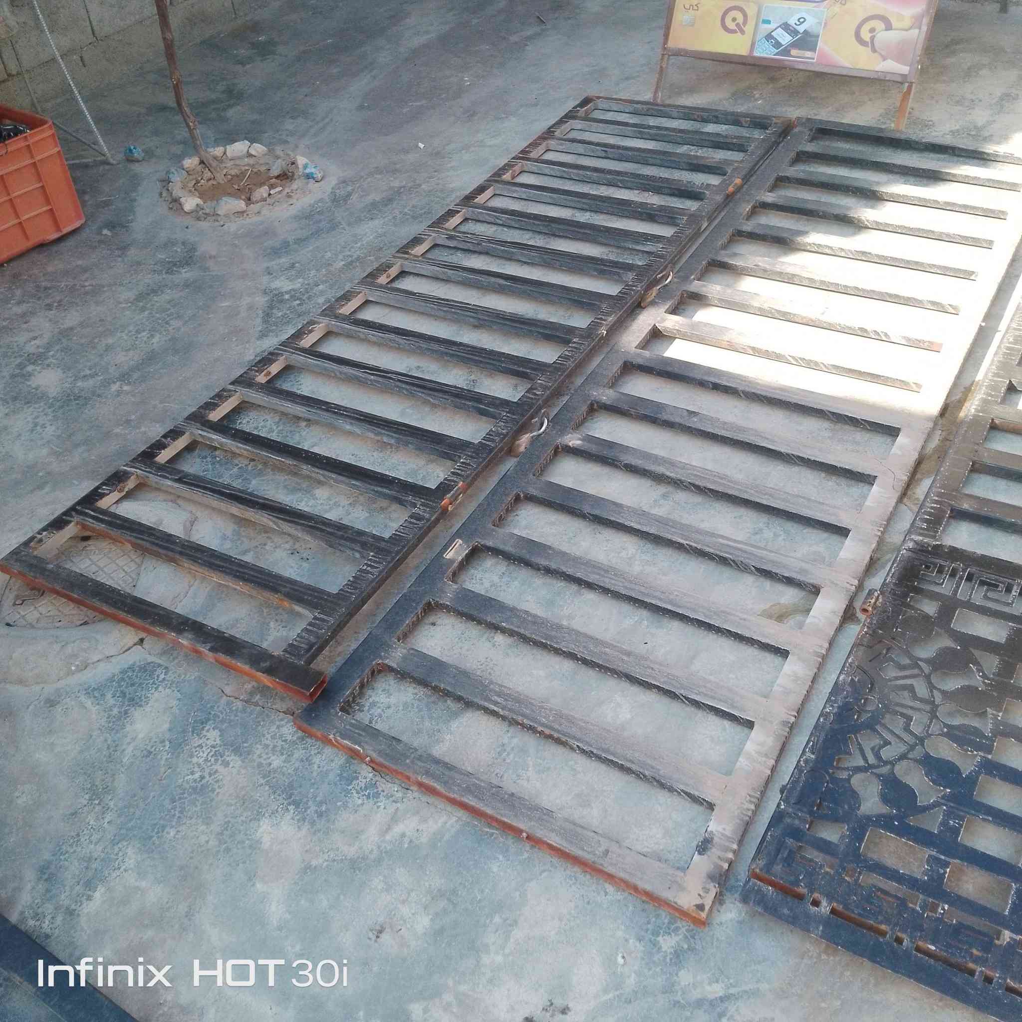 محجر وابواب.و4قطع مال اعلان
مال منفذ .للبيع مثل ماموضح بل تصوير 
حديد ثقيل ...سعر 200شلع 
***********
