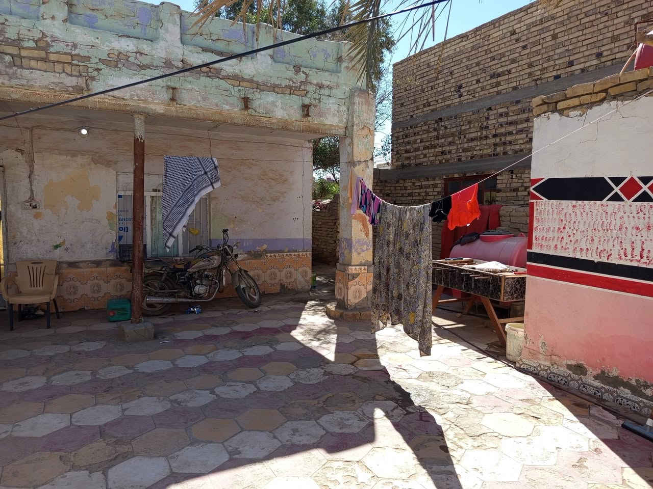 بيت للبيع الدجين شارع حجي كشكول قريب على باله بل فرع بناء قديم مساحه 305متر طابو صرف بناء قديم بلوك يحتوي على 3غرف وصاله ودوانيه للاستفسار الاتصال على الرقم *********** أو مراسله واتساب *********** سعره 50 وبي مجال طابو صرف
