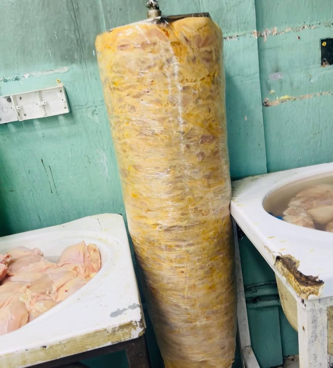 سلام عليكمً
فضلا وليس امرآ الي عنده عمل لايقصر 
شيف بحاجه الى عمل 
غربي / سناكات -عام  كل الاصناف 
صلصات عامه 
شاورما /لحم -دجاج (غاز -فحم ) 
معجنات / بيتزا - لغم -ايطالي -فطائر
مقبلات /سياحي -شعبي-شرقي عام 
تحضير وتجهيز اداره مطبخ عام 
شرط التيست 
السكن بغداد -يفضل العمل داخل بغداد
تواصل : ***********
