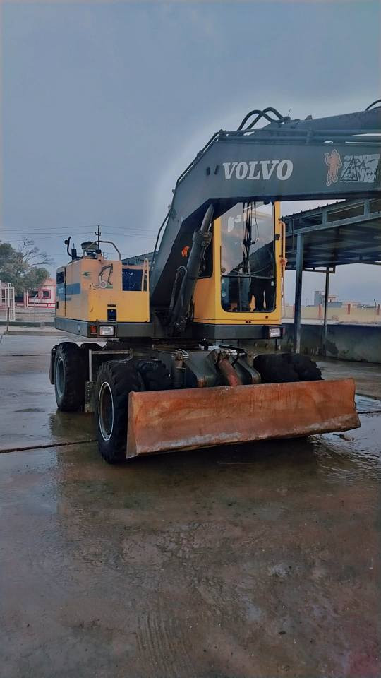 حفارة فالفو حجم وسط رقم اربيل انشائية كلها شرط بدون كسر  موديل 1998 سعرها 235 $ عنوانها سنجار
***********
*********** سنجار, نينوى
