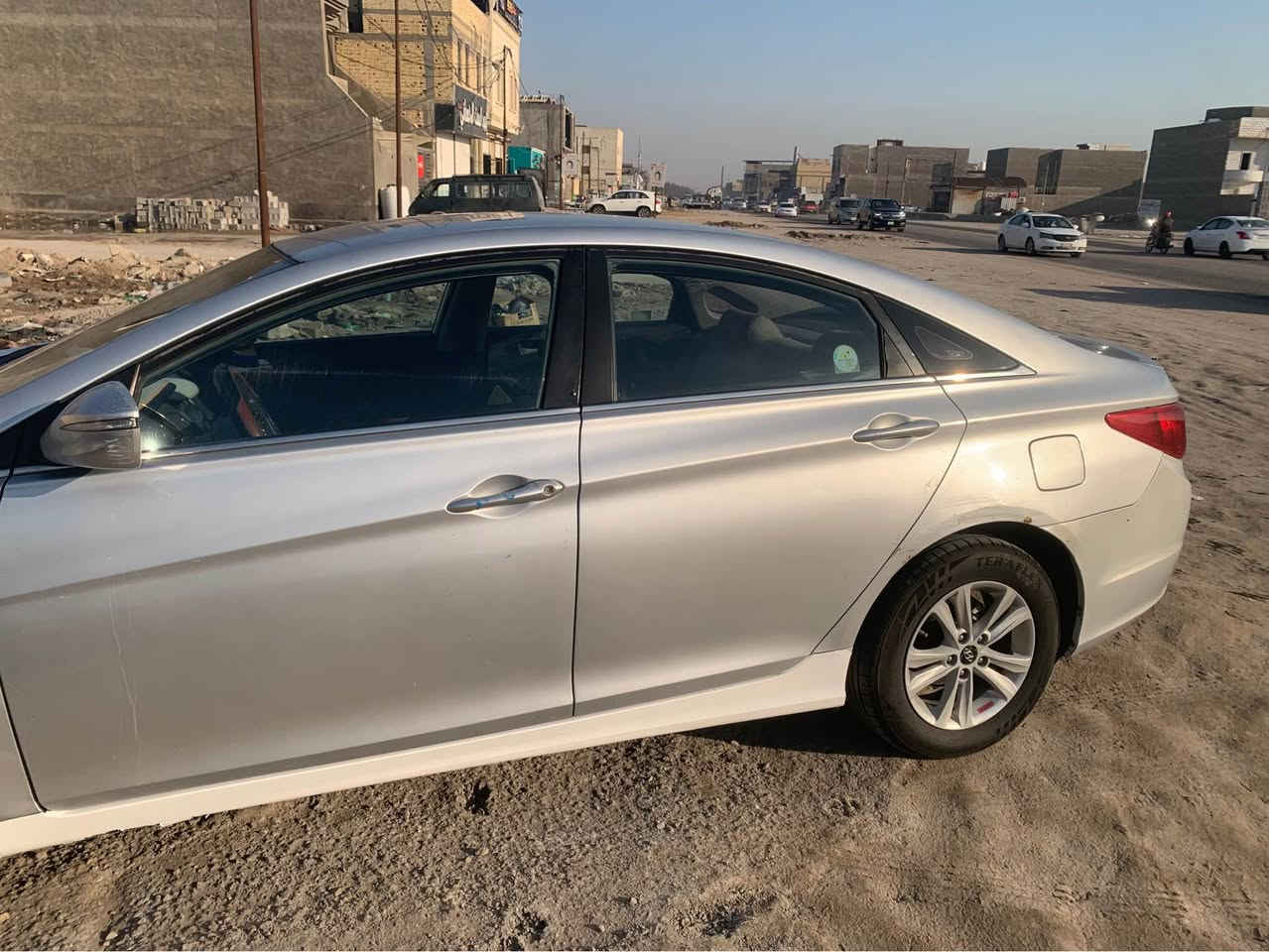 سوناتا 2012 وارد كوري بأسمي سنوية مامنتهيه 
السيارة نظيفة وعلى ايدي 
كير محرك جدد ماصارلي هواي من شديتهم
تخم تاير جديد 
حدادية توني مبدلها
مابيها ضربه قطع صبغ فقط
الكوري ماينكفل من الصبغ
سيارة حلوة وجاهزه من كلشي 
رايدها98 وبيها مجال مستعجل على بيعها
*********** البصرة, العراق
