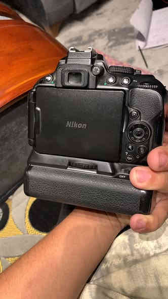 نيكون 5300D للبيع موجود واتساب *********** سعر 325 وبيه مجال قليل
