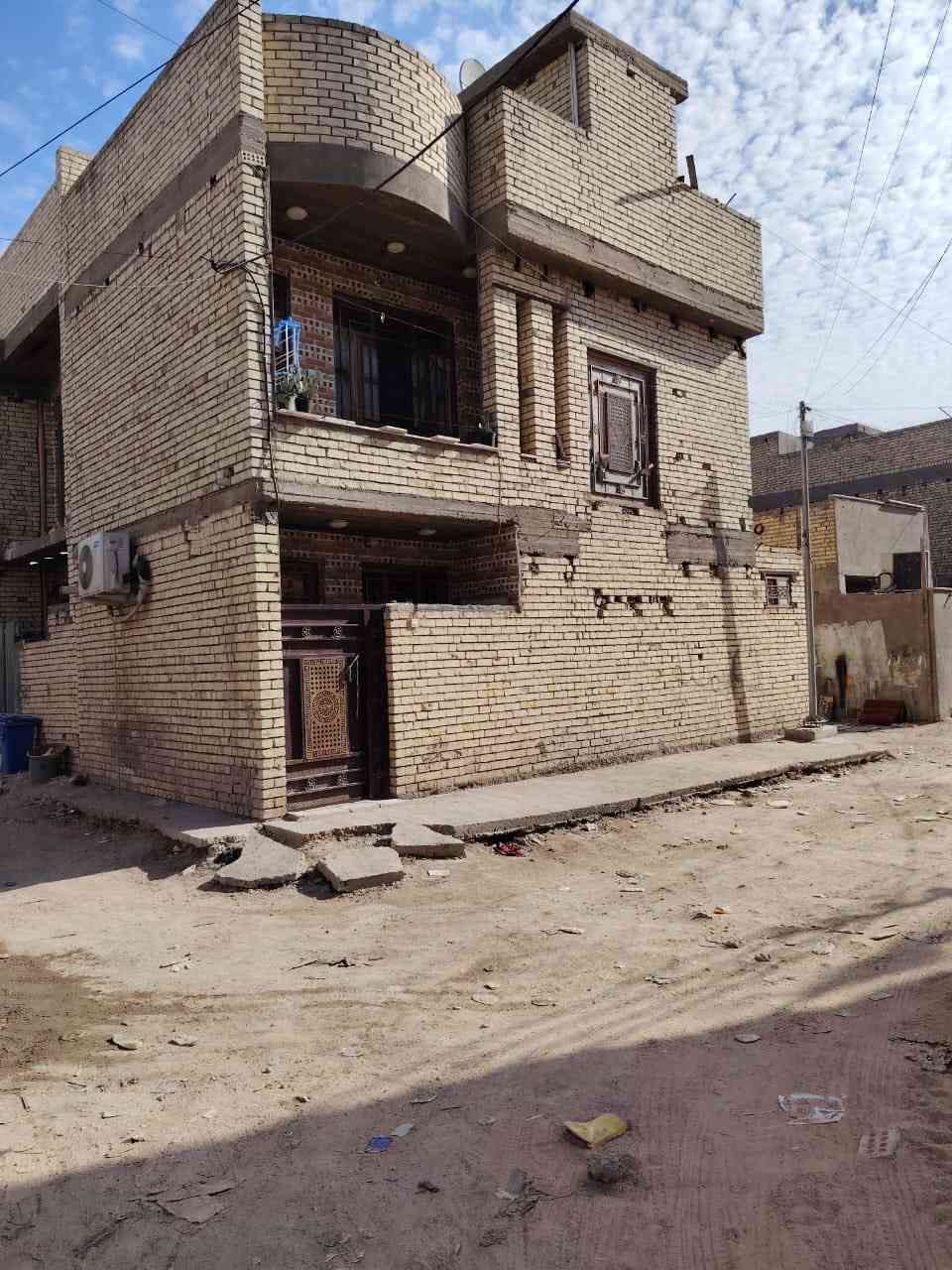 السلام عليكم دار للبيع المساحة 50 متر 5 ✖️ 10
ركن طابقين وبيتونة 
طابو زراعي سند 25 كاع بيت غلام خلف السدة الاولى 
للاستفسار يرجى المراسلة واتساب او الاتصال ***********
