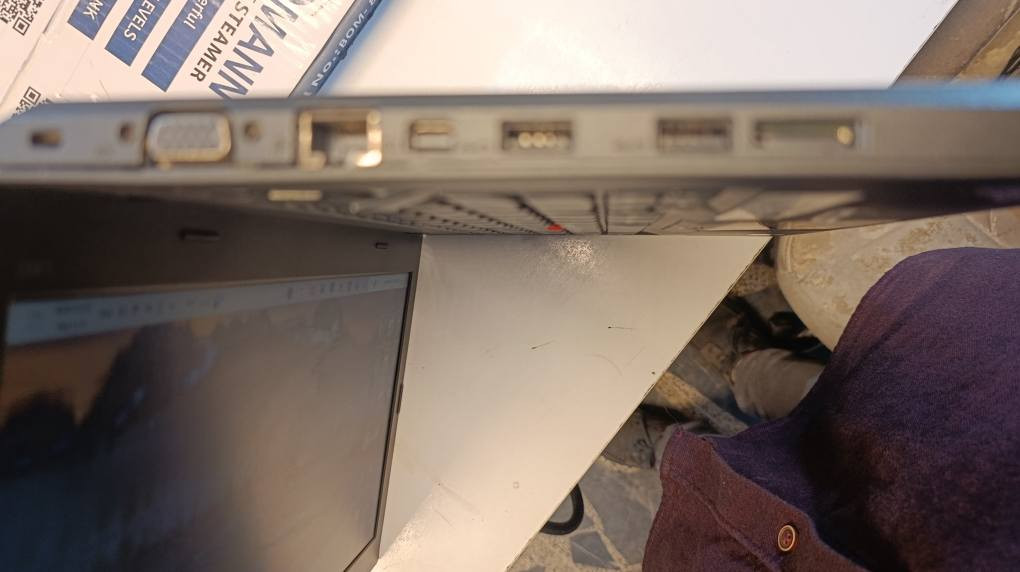 💻 للبيع: لابتوب لينوفو (Lenovo) - أداء سريع ومثالي للعمل والدراسة
​إذا كنت تبحث عن جهاز يجمع بين السرعة والسعر المناسب، هذا اللابتوب جاهز للاستخدام الفوري ومعزز ببرامج التصميم والأوفيس.
​✅ المواصفات التقنية:
​المعالج: Intel Core i5 (الجيل السادس) - أداء مستقر وسلس.
​الذاكرة (RAM): 8 جيجا (تضمن لك سرعة في فتح النوافذ المتعددة).
​التخزين: 256GB SSD (أسرع بـ 10 أضعاف من الهارد العادي في الإقلاع والتشغيل).
​البطارية: تدوم لمدة ساعتين متواصلة أثناء العمل الفعلي.
​المنافذ: يحتوي على منفذ HDMI للعرض على الشاشات، و4 منافذ USB.
​التحكم: يتميز بوجود دبل ماوس ودبل كلك لراحة أكبر في التحكم.
​✨ البرامج المثبتة (جاهز للعمل):
​حزمة Microsoft Office (وورد، إكسل، بوربوينت) كاملة.
​برنامج Adobe Photoshop للتصميم.
​جميع برامج التواصل الاجتماعي الأساسية.
​🎁 الملحقات:
​حقيبة لابتوب متينة.
​الشاحن الأصلي للجهاز.
​💰 السعر:
​250 ألف دينار عراقي (قابل للتفاوض البسيط للجادين).
​📞 للتواصل والاستفسار:
​يمكنكم الاتصال أو المراسلة عبر الواتساب على الرقم:
*********** بغداد, العراق
