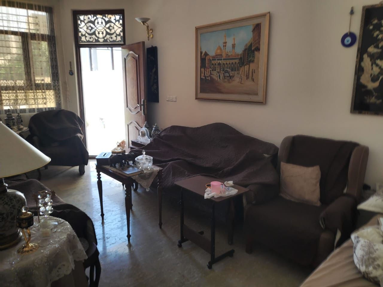 بيت للبيع في حي الاطباء _ بمساحة 150 متر ( 5 واجهة ونزال 30 ) تصميم حديث مكون من طابقين و3 غرف نوم واستقبال ومطبخ مفتوح على الهول و2 حمام وبالكونة مطلة على الشارع وحديقة امامية ، خدمات كاملة ( ماء ، كهرباء ، صرف صحي ) 
للاستفسار : *********** 
***********
