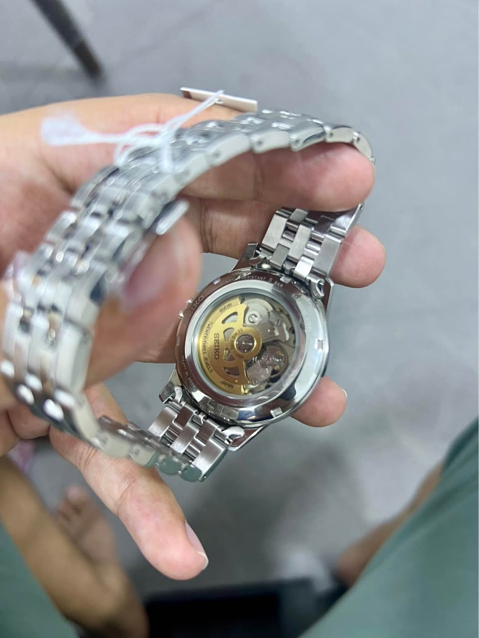 🔥 للبيع | تحفة يابانية فاخرة 🔥

⌚️ Seiko Presage Automatic

💎 ساعة راقية بتفاصيل فخمة ومينا أزرق ملكي بنقشة Sunburst تخطف النظر مع كل انعكاس ضوء صناعة يابانية أصلية 

 📏 قطر الساعة: 41mm

⚙️ حركة أوتوماتيك احترافية تعمل بالحركة بدون بطارية

🩶 سوار ستانلس ستيل فاخر بتشطيب عالي الجودة

📅 عرض للتاريخ بتصميم أنيق وكلاسيكي

📦 الحالة: جديدة بالكامل بالباكيت

💰 السعر: 400$ قفل

📩 للجادين وأصحاب الذوق الراقي – التواصل خاص او واتس اب *********** بغداد, العراق
