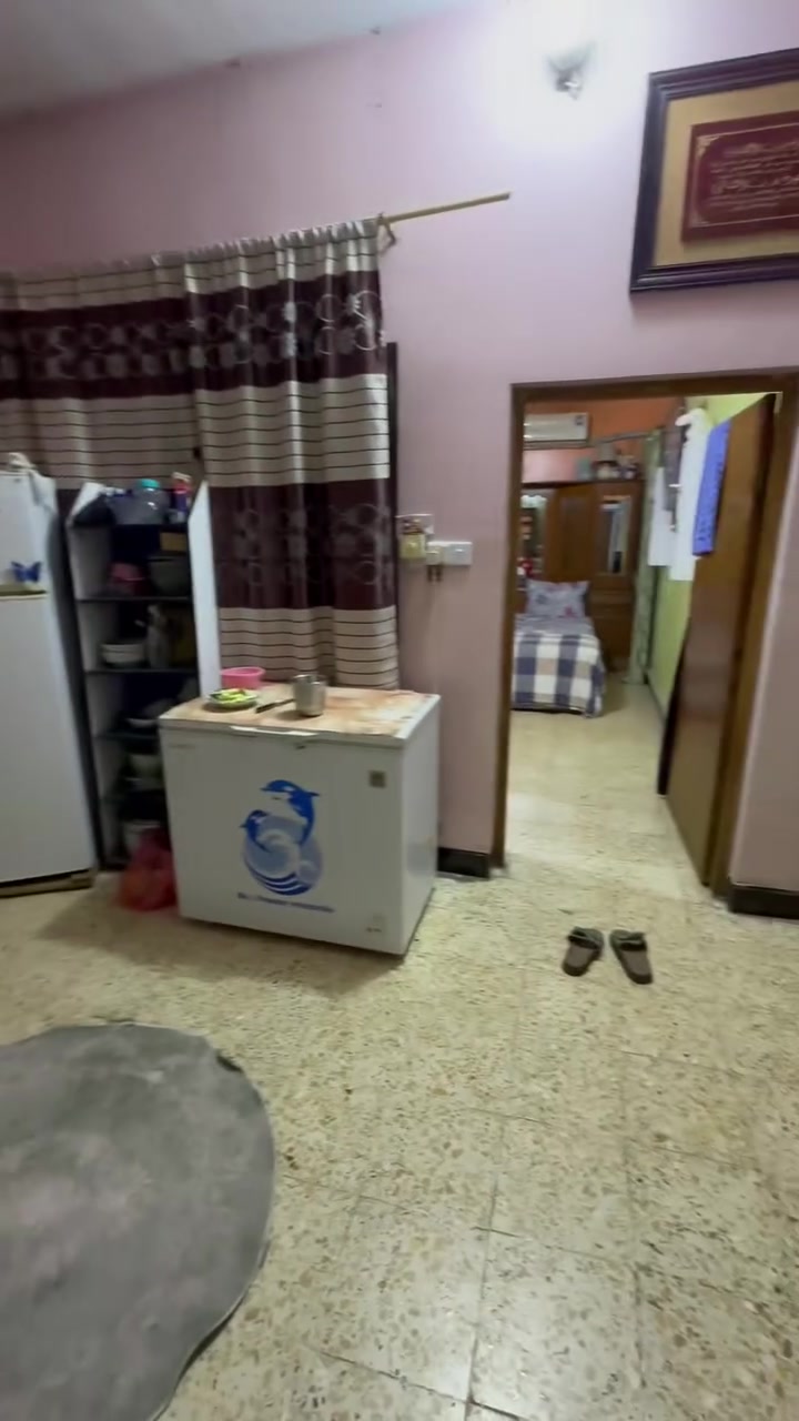 السلام عليكم  دار للبيع في مدينة الصدر مساحة 148 متر طابقين يحتوي الطابق الاول ع غرفتين و الطابق الثاني على صاله و اربع غرف مثل ما موضح بالفديو العنوان قطاع 2 اول شارع قرب شارع 60 بالقرب من سوق الاولى 

للاستفسار الاتصال بالرقم    ***********
