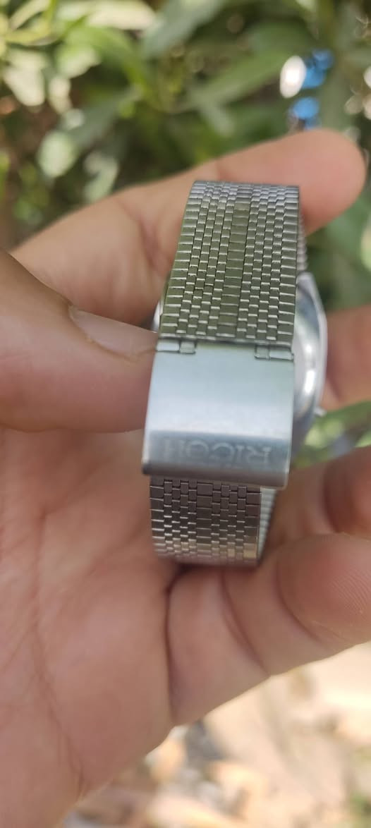 ساعة كوارتز ريكو  قديم (Vintage) ⌚
ياباني الصنع 🇯🇵🇯🇵 يعمل بنظام عرض تناظري ورقمي (Ana-Digi). 

تفاصيل الساعة💎

العلامة التجارية: ريكو (Ricoh).
الحركة: كوارتز، اليابان.
الميزات: تتميز بوظائف التنبيه (Alarm)، وعرض اليوم والتاريخ، وكرونوغراف.
المادة: مصنوعة من الفولاذ المقاوم للصدأ بالكامل.
الحالة: الساعه مستعملة وبحالة جيدة وتعمل بشكل كامل. 

السعر 85 
يوجد توصيل لجميع المحافظات العراقية 💜


**إذا كنت صاحب هذا الإعلان وتريد حذفه لأي سبب، رجاءا أرسل رسالة إلى الدعم الفني**