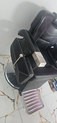 كرسي حلاقة مستعمل قليل النظافة ٩٥٪ السعر ٣٠٠ ٠٧٨٧٠٨٧٤٠٦٠