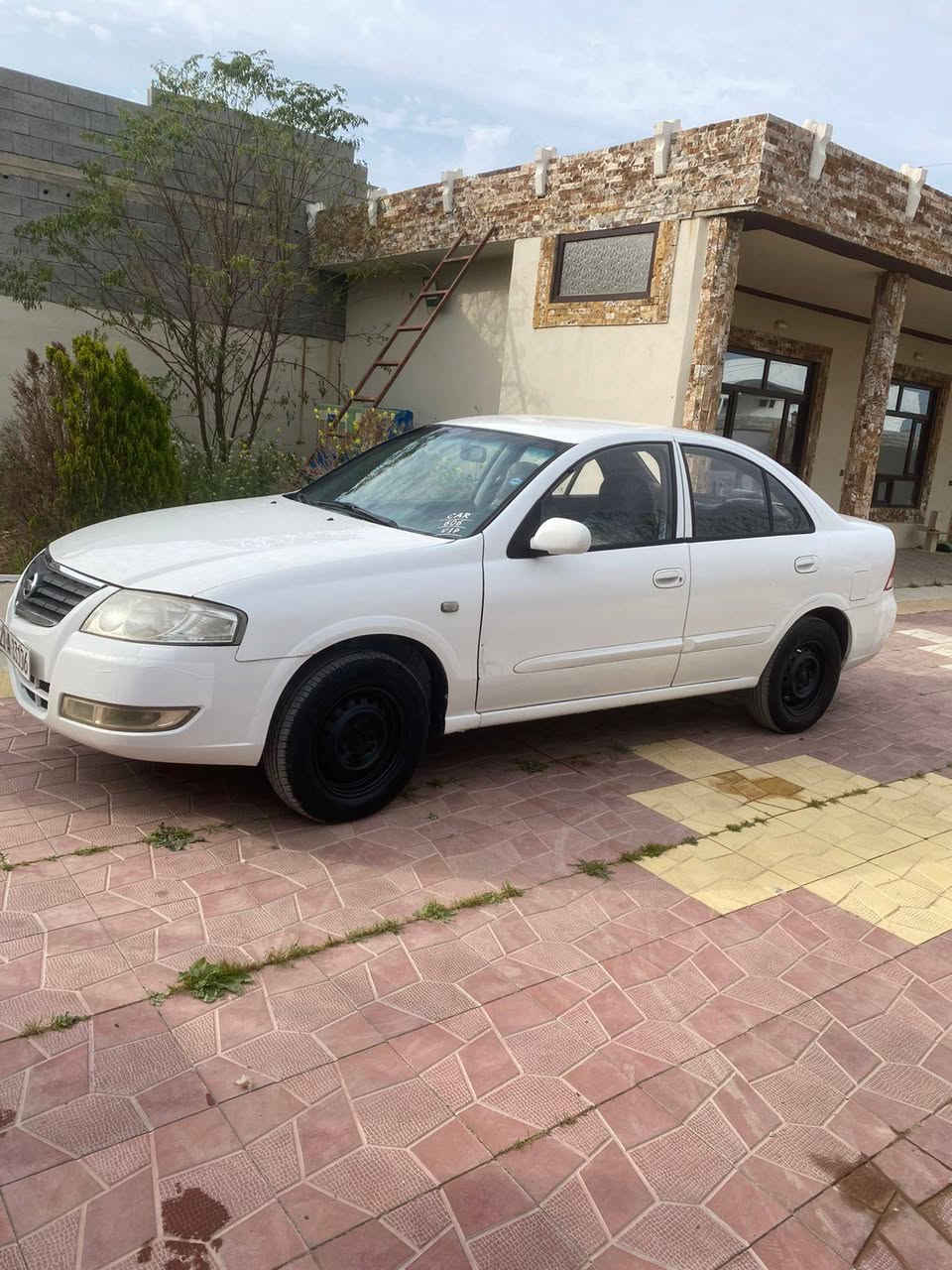 Nissan sunny 2011
بۆ فرۆشتن 95 وەرەقە و معامەلە. 
گێڕ و مەکینە و تەقەت و ڕەقەی بەشەرت.
سەنەوی تا 2027 نوێیە.
وەکالە و تەحویل و غەرامەی بەشەرت.
پێشەوە لەی سایەق لێدراوێکی بچوکی هەیە.
واتساب و ڤایبەر. 
***********
*********** أربيل, العراق
