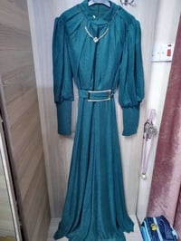 فستان قياس ٤٢ • بشت بيجي قياس ٤٤ • ما انلبس ابد