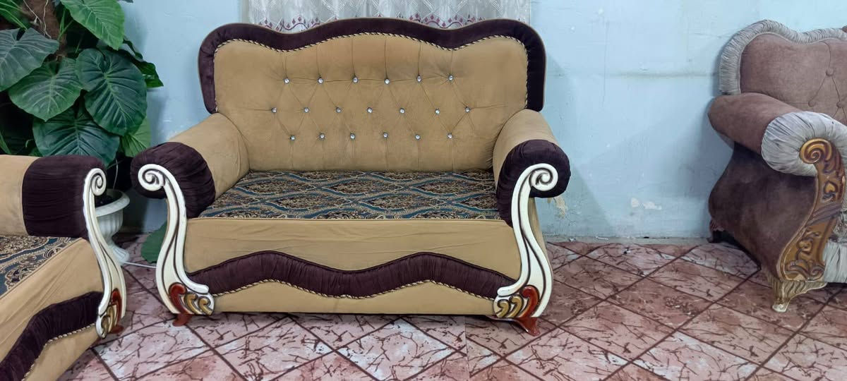 ديوان 10 نفرات تسكام درجة اولى نضيف 275 مع مفرش وكوشات هديه المكان الكاظميه يوجد  توصيل للاتصال ***********
