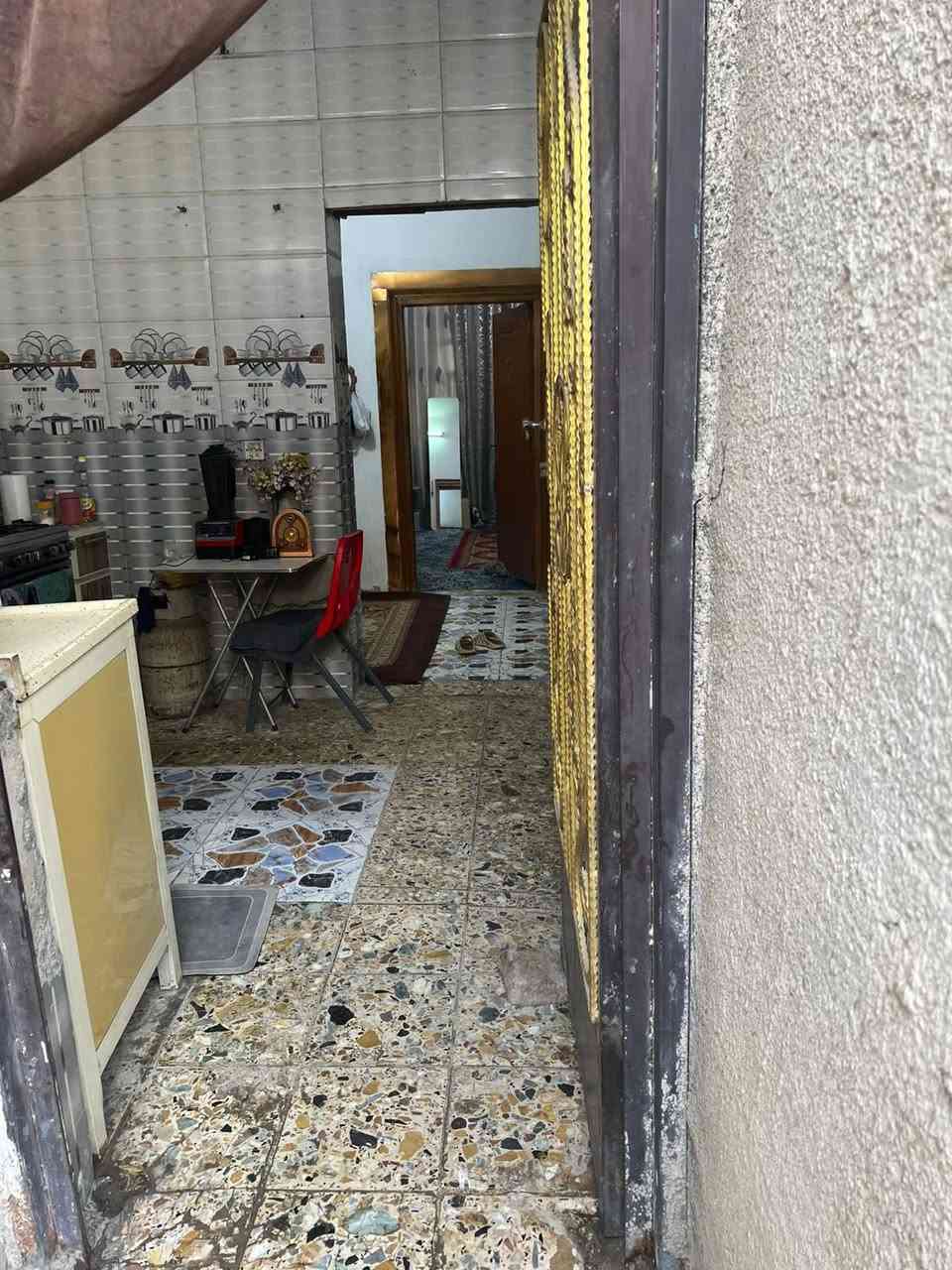 بيت للبيع بمساحه ٨٥ متر مسلح
طابق ونص في منطقة شركة رمضان 
مقابل البانزين خانه قطاع ٦٨ 
البيت اول فرع علئ الشارع يحتوي علئ
استقبال ٣ x ٤ 
مطبخ + صالة + غرفتين نوم ٣ x ٤ 
وخدمات صحية 
وبيتونه مع غرفة في الطابق الثاني 
٦ونص ٤x  بدون سقف + ماء + مجاري +كهرباء 
البيت واقع حال الواجهه٦ونص والنزال ١٢
السعر ٤٥ بي مجال قليل
التواصل ع الرقم
***********
