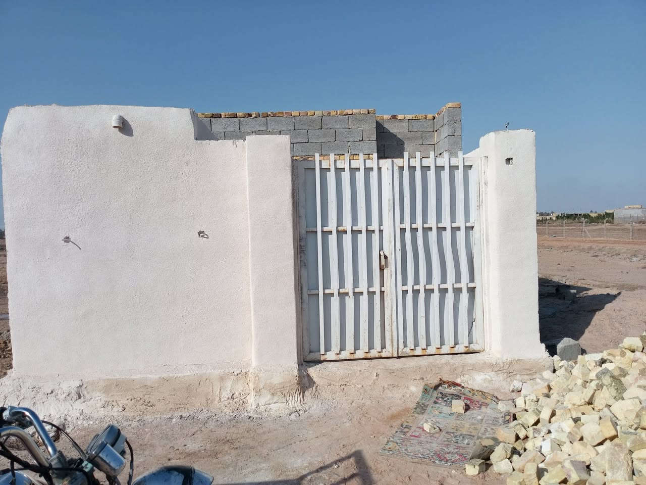 السلام عليكم بيت للبيع مساحته 100 متر على الحولي مقاطعت حجي فرحان بيت زراعي سنه 25 بيت كامل مؤسس ماي ومجاري ما باقي حته شلامانات كامله  سعر 15 وبي مجال قليل***********
