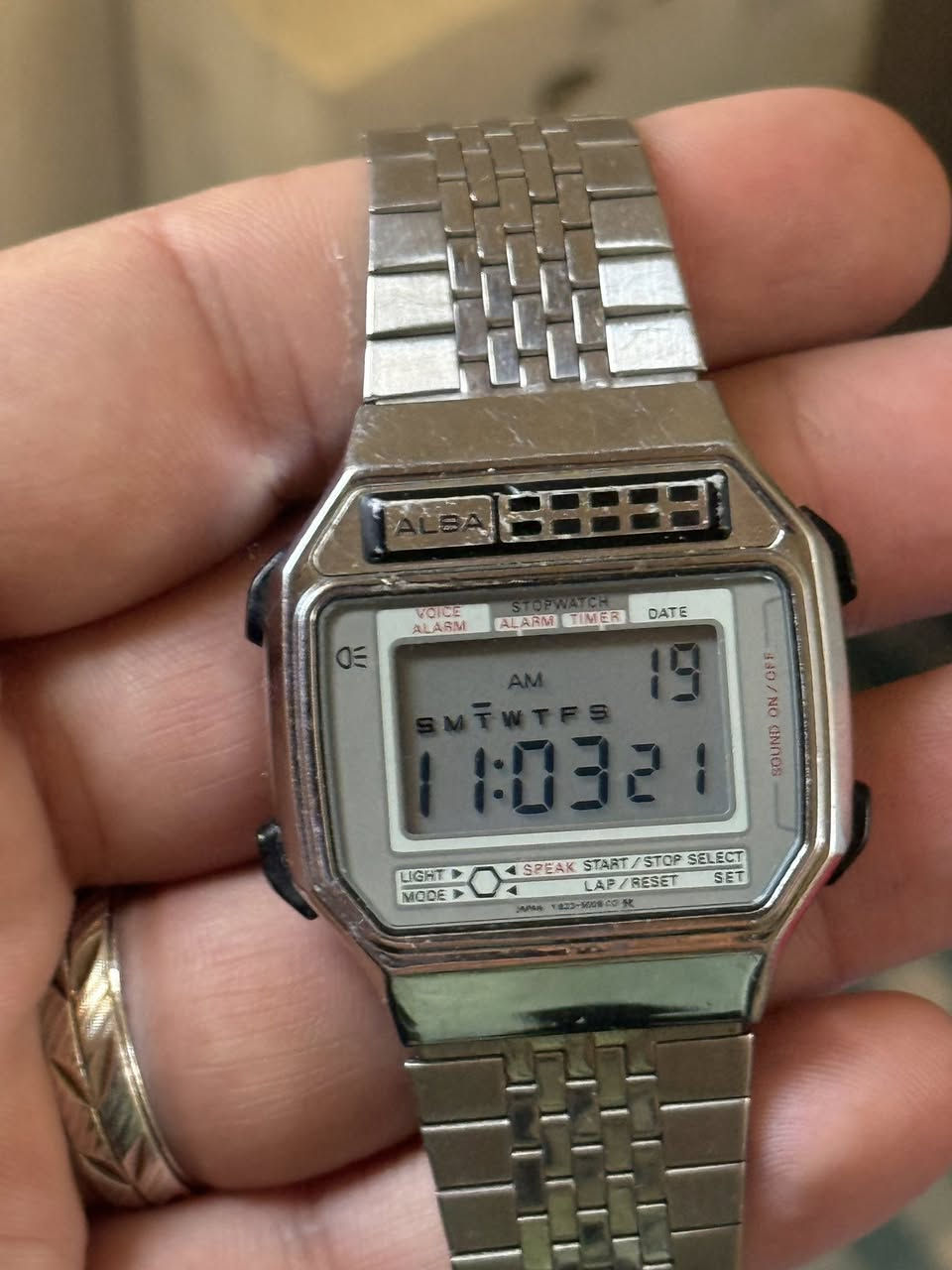 ساعه ماركة البا ياباني اصلي فنتج

انتاج سبعينات ساعه ناطقه 

Vintage Seiko Alba Digital Watch - Speaking Watch - Y823-5000 - Rare Retro Japan

سير يلبس ايد ناعمه وسط

سعرها 80 الف


**إذا كنت صاحب هذا الإعلان وتريد حذفه لأي سبب، رجاءا أرسل رسالة إلى الدعم الفني**