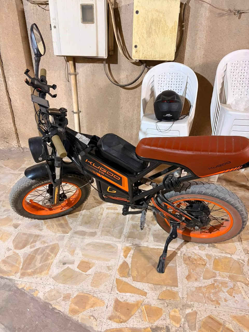 KUGOO V5
* نوع: دراجة كهربائية (E-Bike)
* الماركة: KUGOO
* لون أسود وبرتقالي
* إطارات عريضة (Fat Tires)
* فرامل ديسك أمامية وخلفية
* مساعدات خلفية
* إنارة أمامية
* مرايا جانبية
* مسند جانبي
* شاشة عرض على المقود
* حالة جيدة وجاهزة للاستخدام

السعر: (750وبيه مجال قليل)
الموقع: (بغداد القاهرة الثانية
للاستفسار: (***********
    

* السرعة القصوى: 45–50 كم/ساعة.
* مدى الشحنة: حوالي 40–60 كم بالشحنة الواحدة، حسب وزن الراكب، سرعة القيادة، وطبيعة الطريق.
* المحرك: 750–1000 واط 
* البطارية: 48 فولت 
* وقت الشحن: 6–8 ساعات تقريبًا.
* الإطارات: عريضة 20 بوصة.
* الفرامل: ديسك أمامي وخلفي 
وياه خوذه هدية
