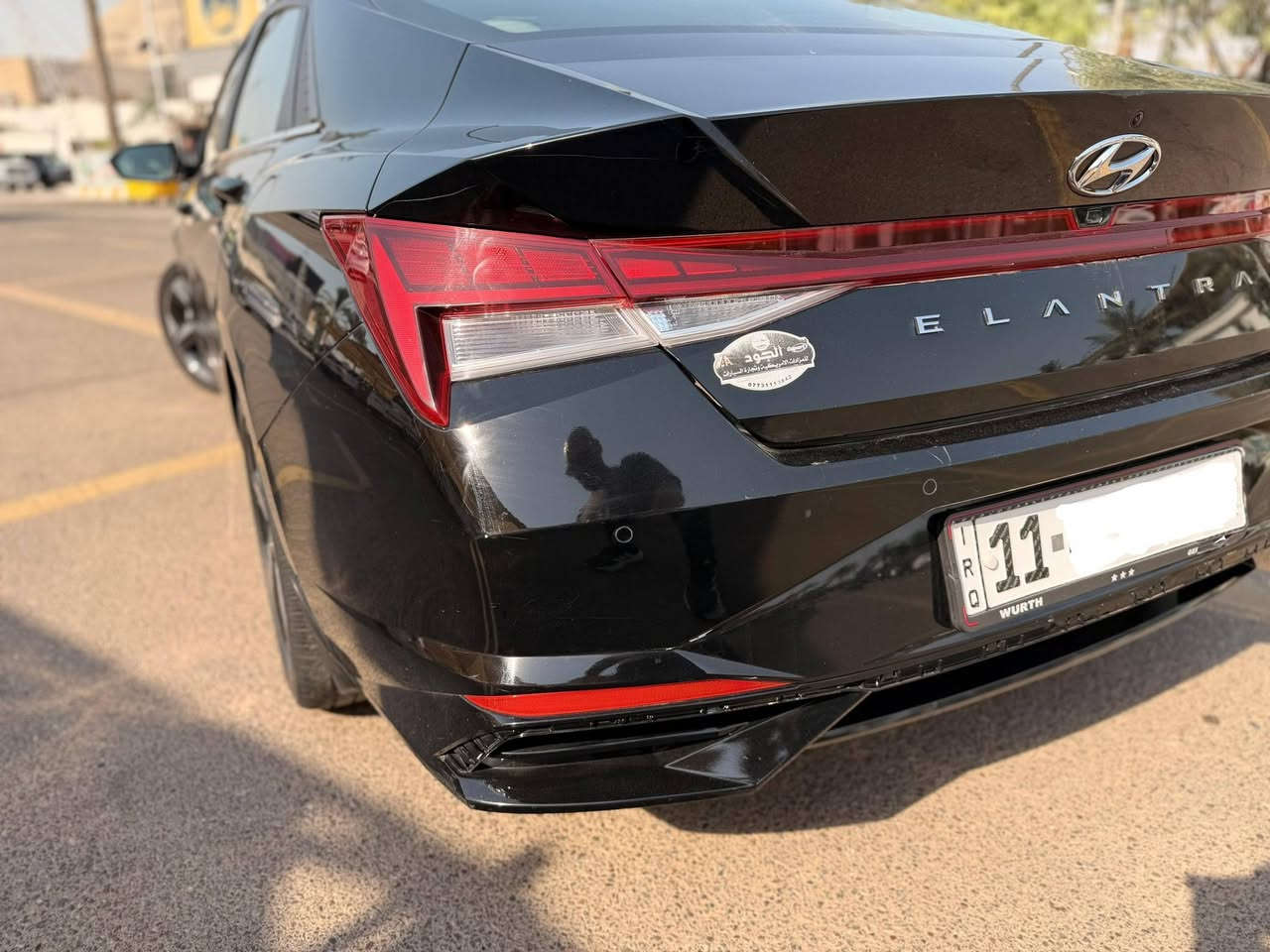 النتـرا هايبـرد لمتـــد 2023
✅ الموديل: Hyundai Elantra Limited Hybrid 2023

✅ القوة الإجمالية: 139 حصان

✅ ناقل الحركة: أوتوماتيك DCT من 6 سرعات

✅ نظام الدفع: أمامي (FWD)

✅ استهلاك وقود اقتصادي جداً يصل إلى حوالي 50 ميل/غالون (ما يعادل أكثر من 21 كم/لتر) حسب ظروف القيادة. (Kbb.com)

🔹 مواصفات Limited الأعلى تجهيزاً:

• شاشة عدادات رقمية 10.25 إنش

• شاشة معلومات وترفيه 10.25 إنش مع الملاحة
• Apple CarPlay و Android Auto

• نظام صوتي BOSE فاخر
• شاحن لاسلكي للهاتف

• مقاعد جلد فاخرة

• المقاعد الأمامية تدفئـة وتبريد

• مقعد السائق كهربائي مع حفظ الذاكرة

• فتحة سقف (Sunroof)

• تشغيل بصمة ودخول ذكي

• إضاءة داخلية Ambient Lighting

• كاميرا خلفية وحساسات اصطفاف

• تحكمات سـتيرن  جهتيـن

• نظام المحافظة على المسار

• نظام مراقبة النقطة العمياء

• نظام التحذير من الاصطدام الأمامي والكبح التلقائي

• حساسات وأحدث أنظمة السلامة من هيونداي. (Kbb.com)

📏 المواصفات الفنية:

• سعة خزان الوقود: 11 غالون. 
• جنوط ألمنيوم 17 إنش. 

• 5 مقاعد رحبة ومريحة. 

• تصميم رياضي عصري مع خطوط مميزة.

• ماشية 32 ألف كم يعني جديدة
السيارة فقط الدعامية الخلفية وشي بسيط باب السائق كما موضح بالصور بدون ايرباك بجم كبس  نگدر نكول كلين تايتل

• للجادين فقط:ـ الأتصال***********
بغـداد/الكرخ
